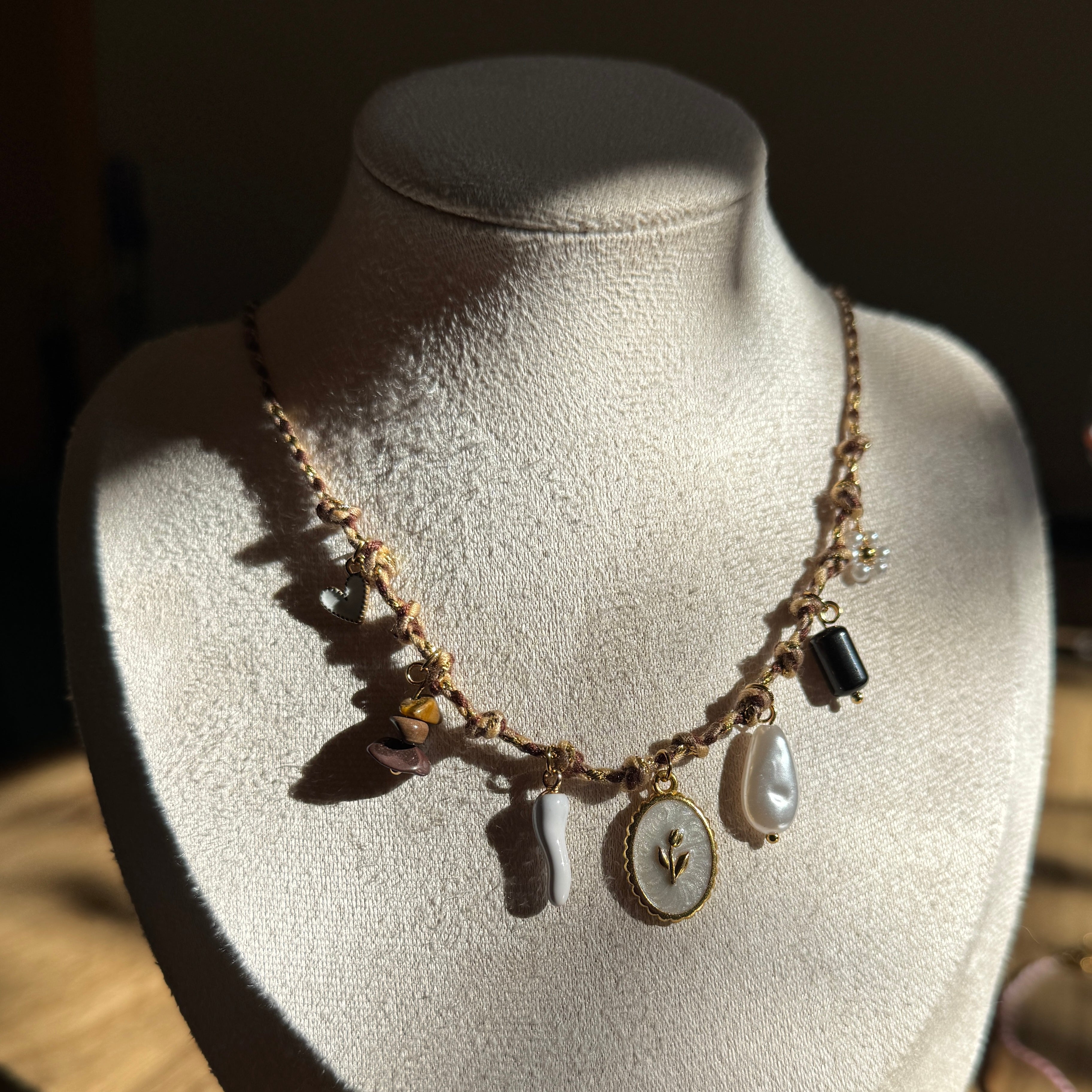 Moonlit Garden – Zarte Boho Kette mit Blüten- & Perlencharms