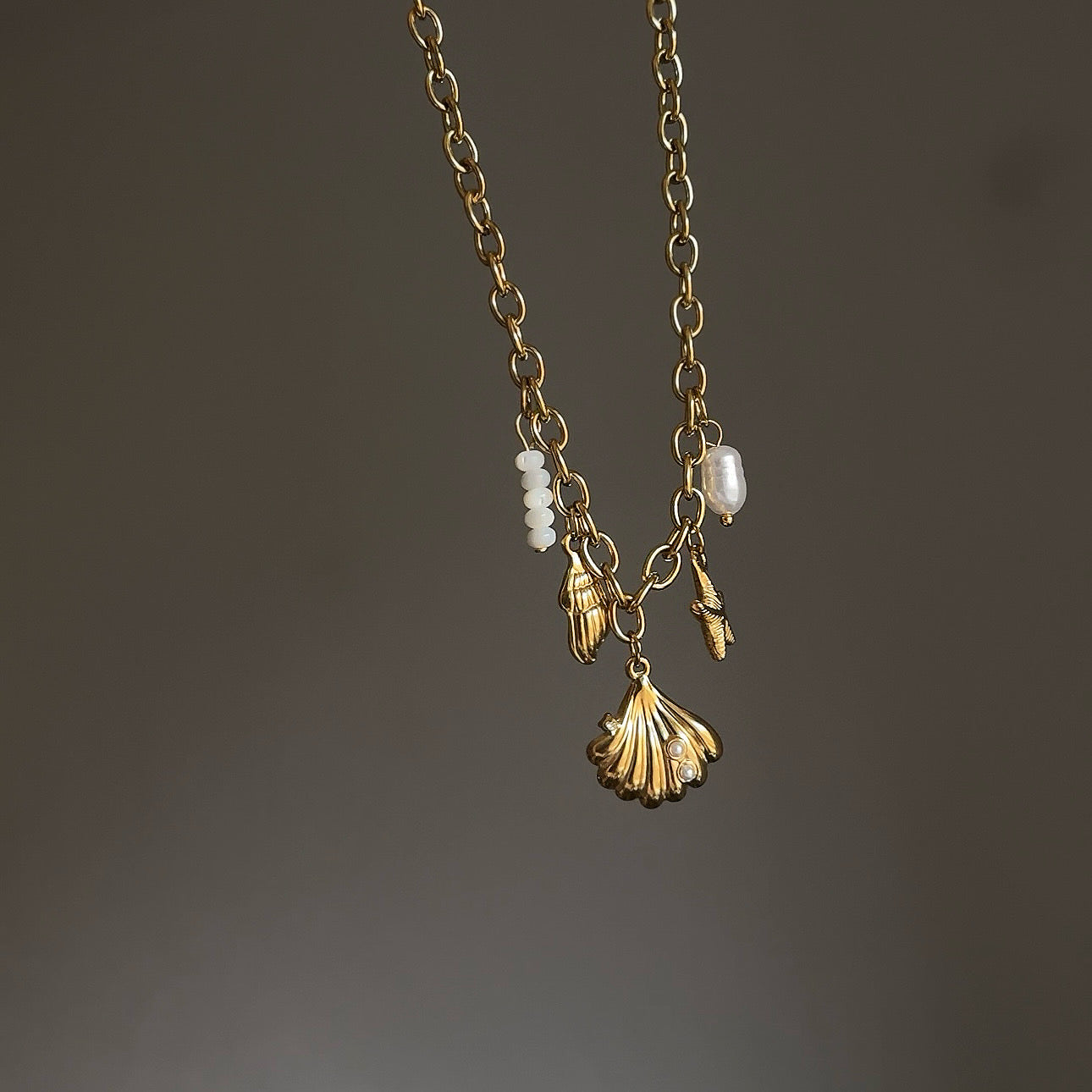 Golden Coast – Maritime Charm-Kette mit Muschel-Details
