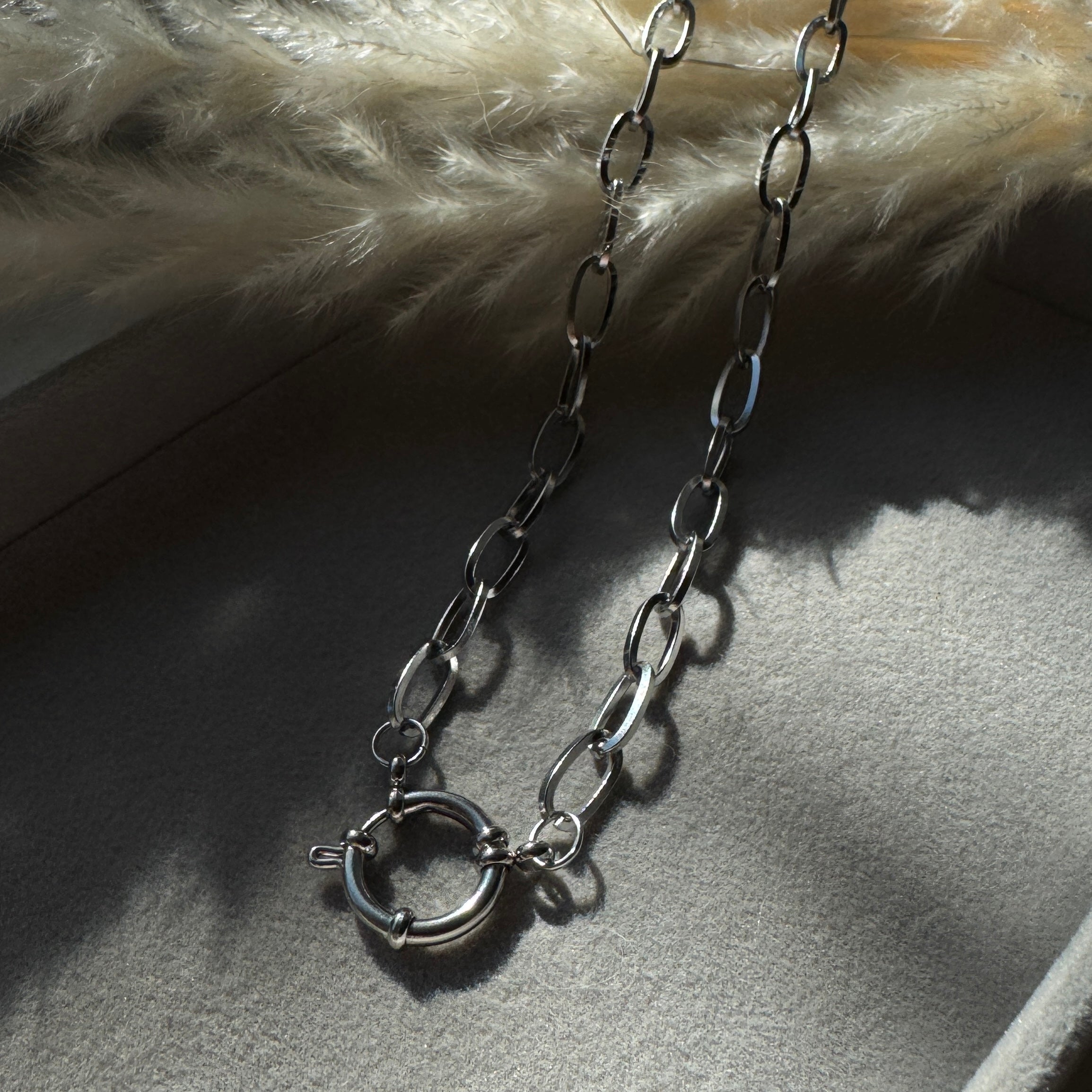 Urban Link Necklace – Silberne Charm-Basis mit großem Ringverschluss