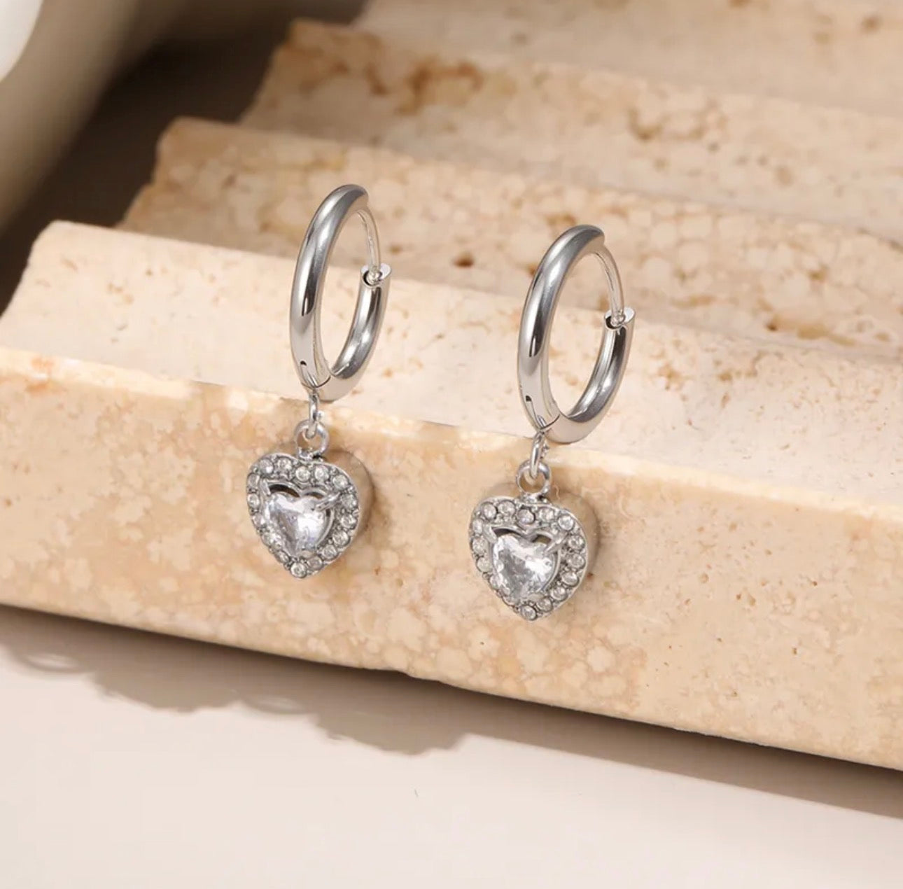 Crystal Heart Drop Hoops – Edelstahl Creolen mit Zirkonia-Herz