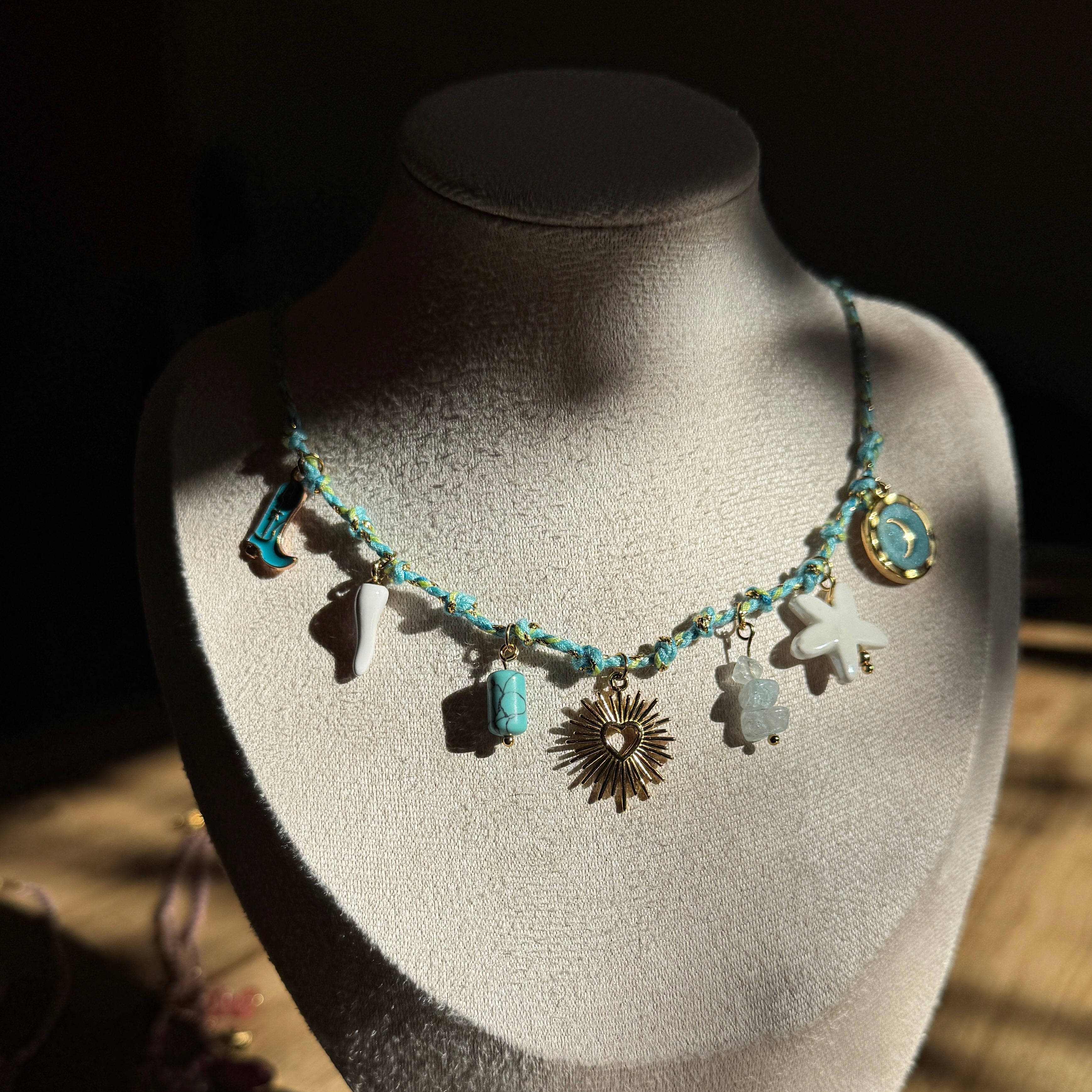 Azure Spirit – Türkisfarbene Boho Halskette mit Sonne & Glücksanhängern