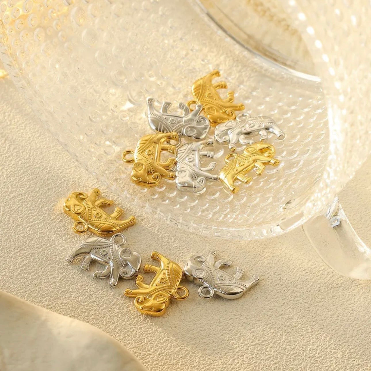 Gentle Strength – Elefanten-Charm aus Edelstahl (Gold & Silber)
