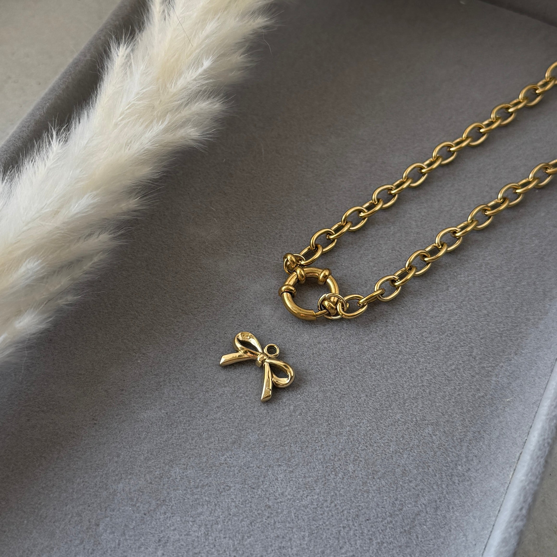 Tiny Bow – Schleifen-Anhänger aus Edelstahl | Gold
