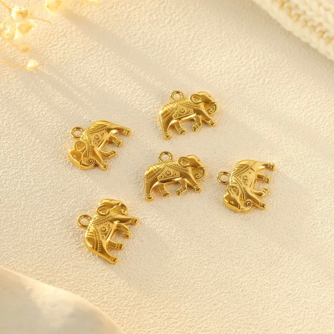 Gentle Strength – Elefanten-Charm aus Edelstahl (Gold & Silber)