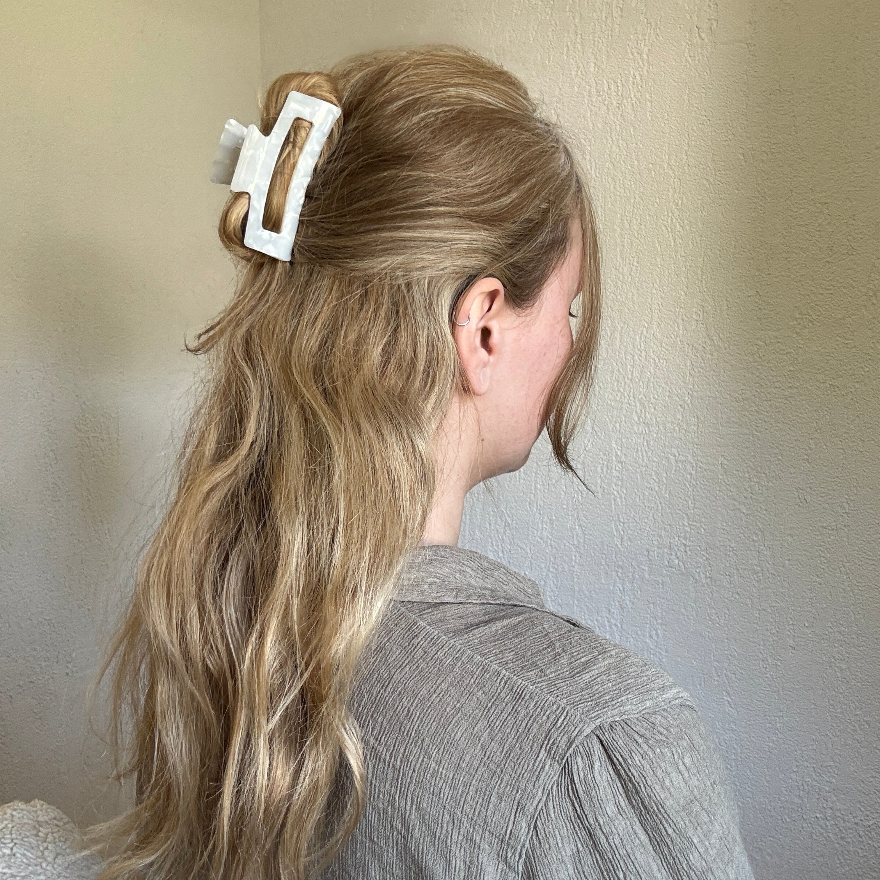 Alva – Elegante Haarspange in Perlmutt-Weiß | Haarklammer mit schimmernder Marmoroptik