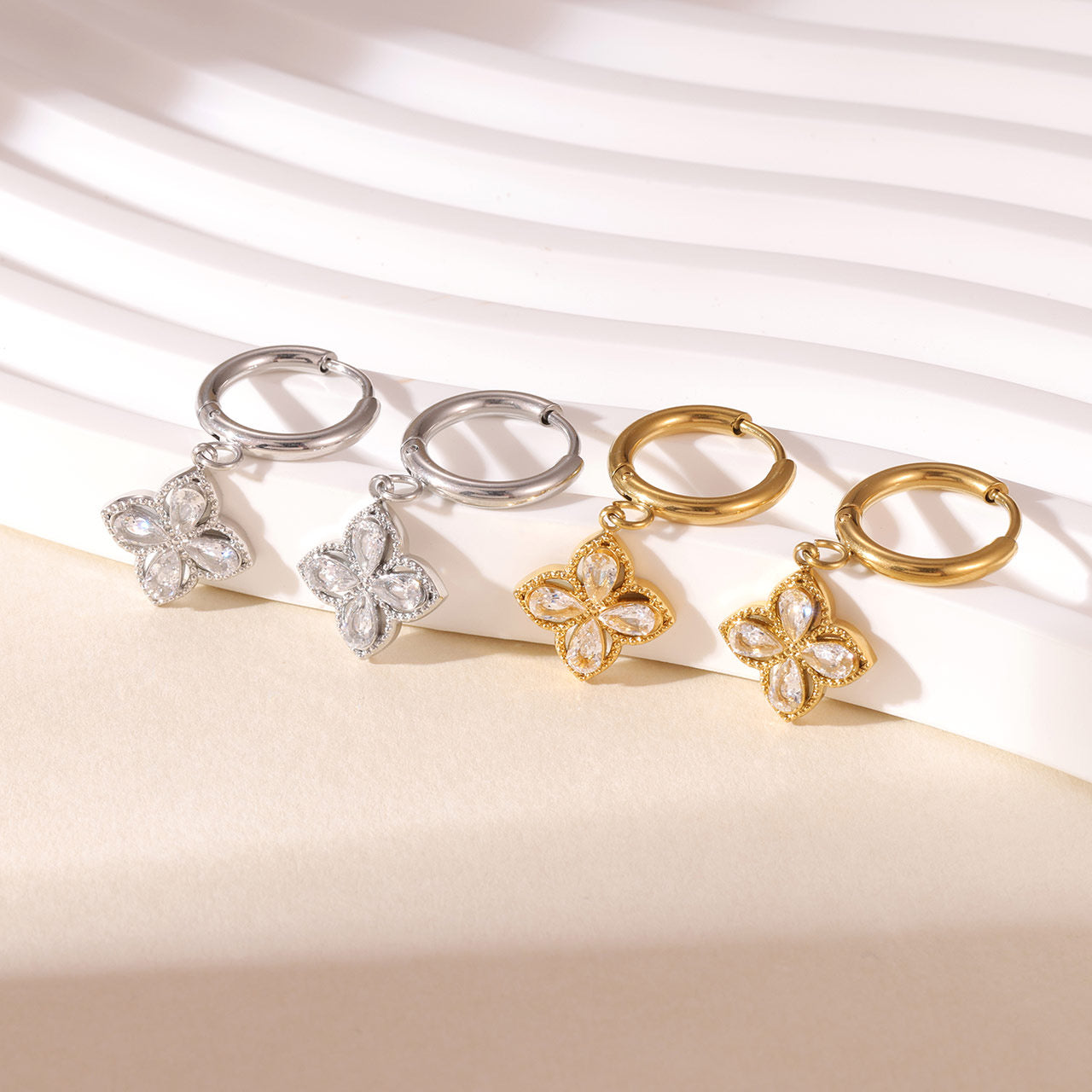 Fleur d’Éclat Hoops – Edelstahl Creolen mit Zirkonia-Blütenanhänger