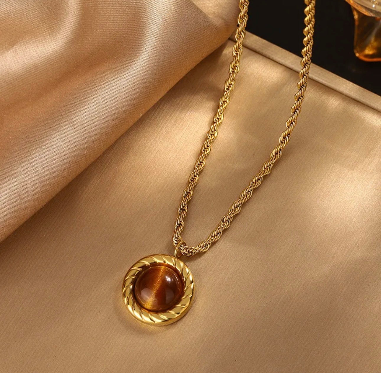 Golden Tiger Eye Glow – Edelstahl Schmuckset mit Tigerauge-Anhänger