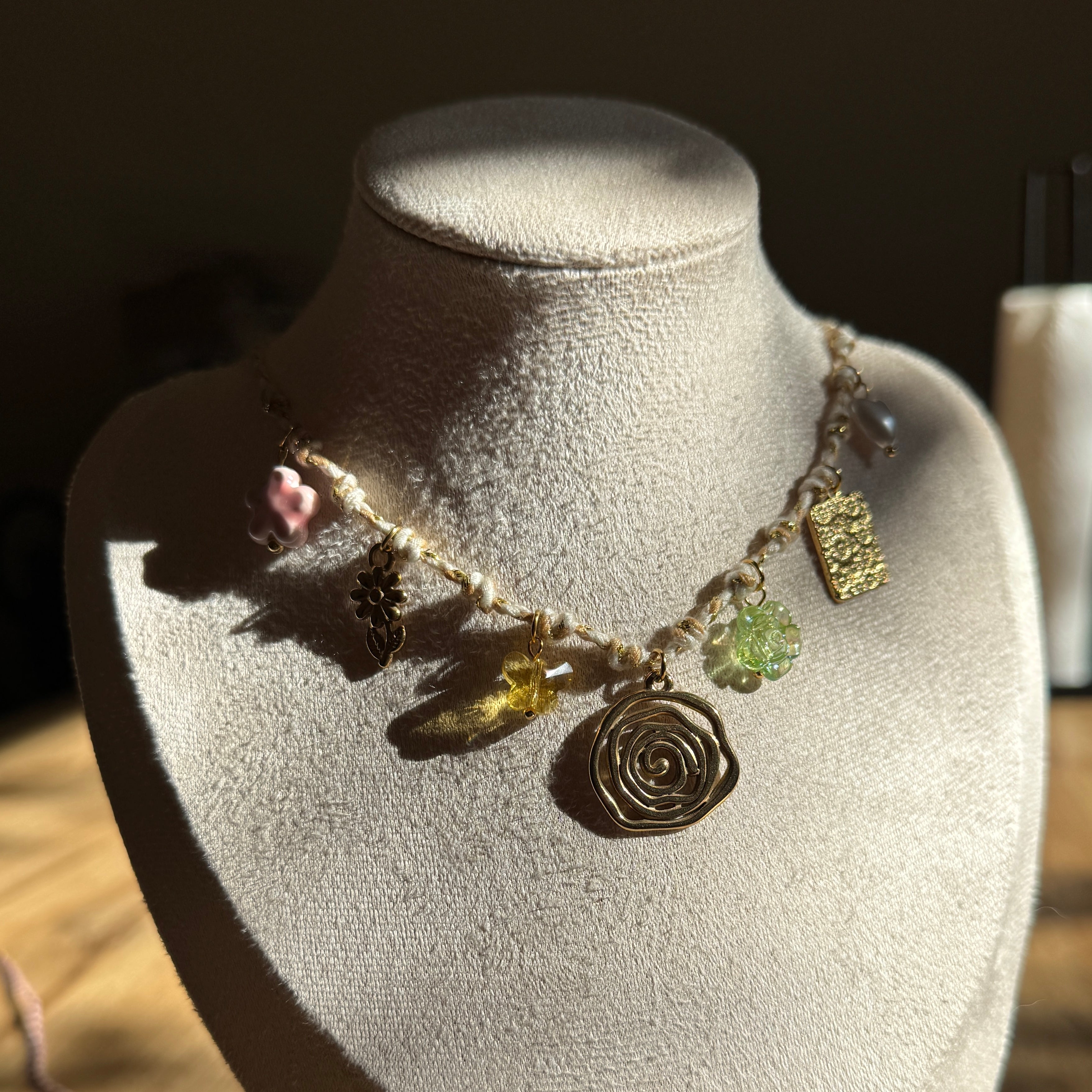 Blooming Soul – Blumige Boho Halskette mit Rosengold Charm