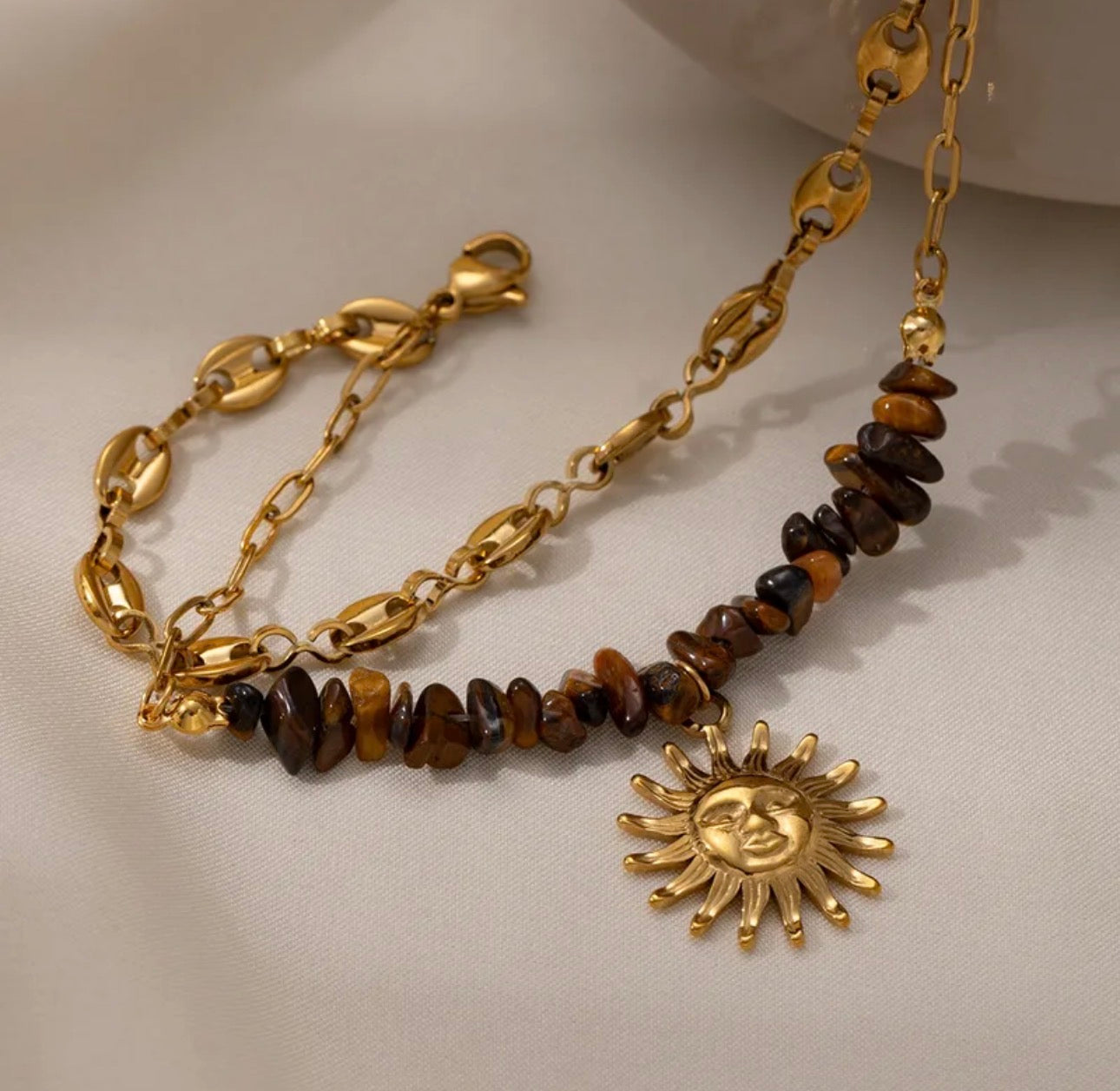 Solaris Stone Bracelet – Sonnenanhänger Armband mit Tigerauge & Edelstahl-Details