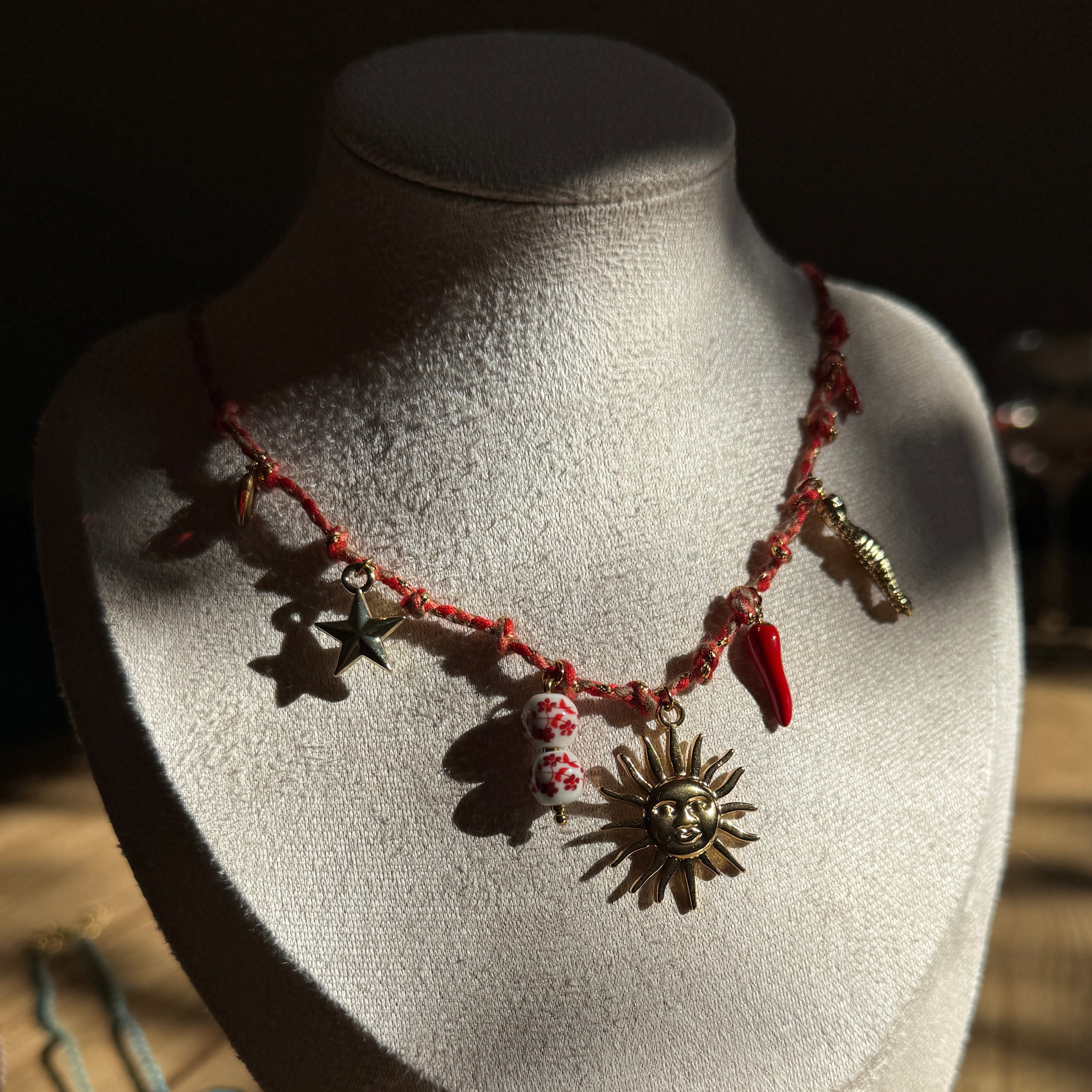 Sol y Corazón – Rote Boho Kette mit Sonne & Glücksanhängern
