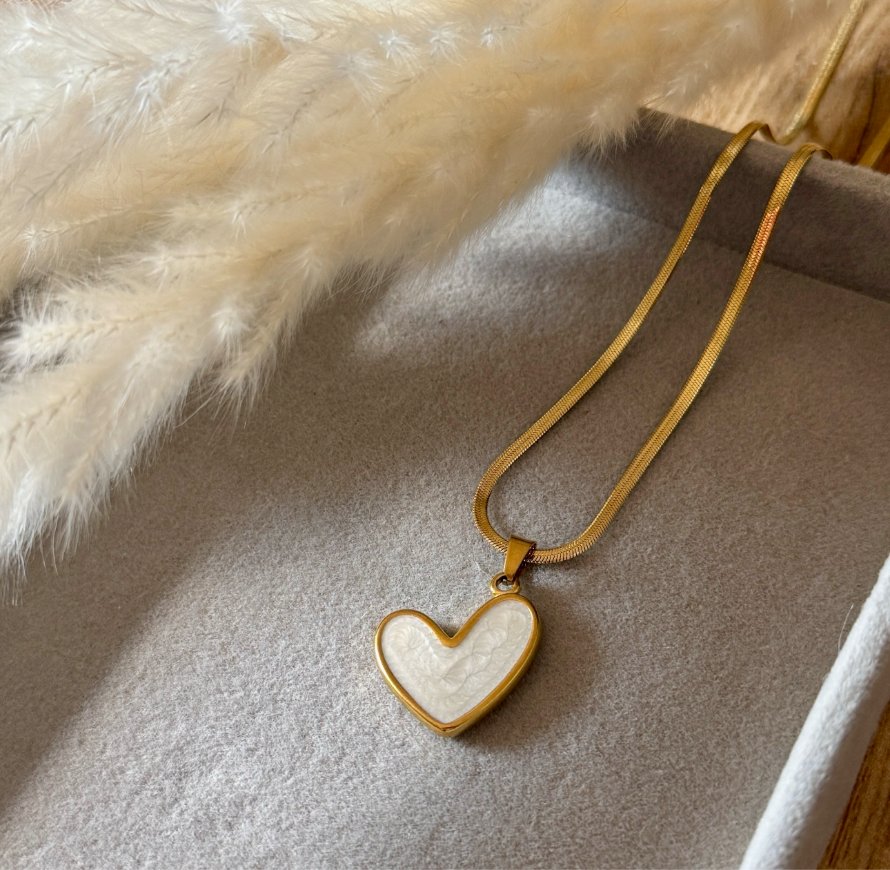 Amora Essence – Edelstahl Herzkette mit Emaille-Anhänger