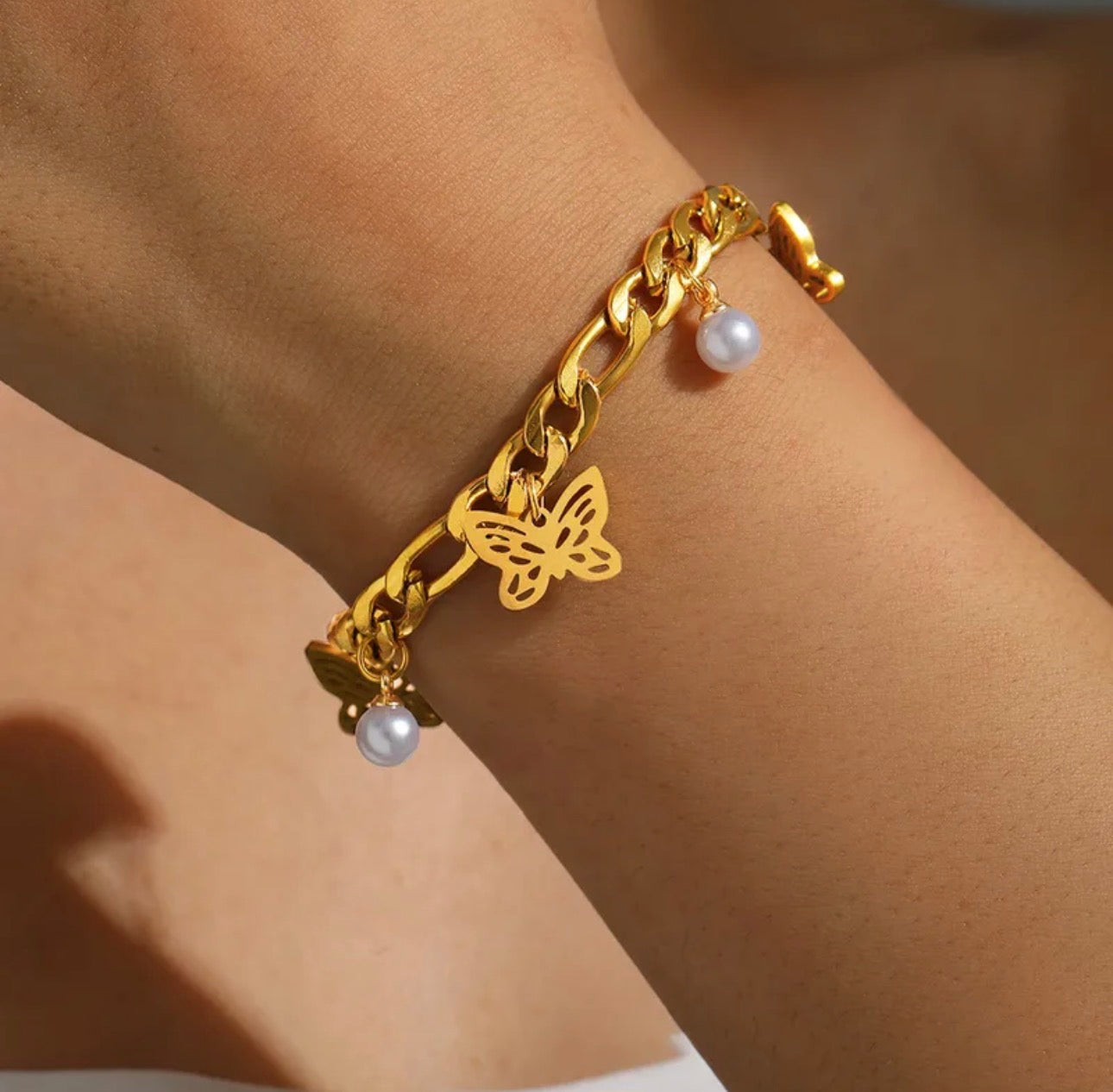 Butterfly Charm Chain Bracelet – Edelstahl Armband mit Schmetterlings-Anhänger & Perlen