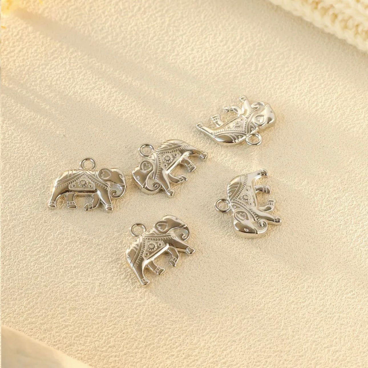 Gentle Strength – Elefanten-Charm aus Edelstahl (Gold & Silber)