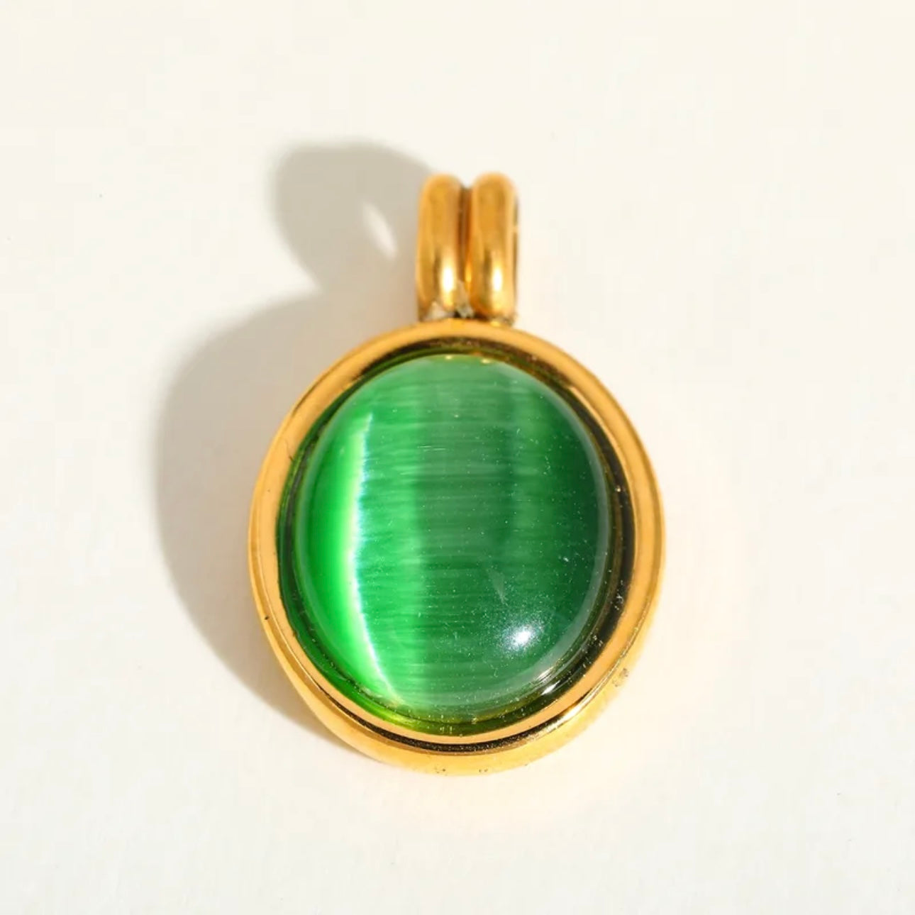 Emerald Glow – Runder Goldanhänger mit grünem & weißem Glasstein