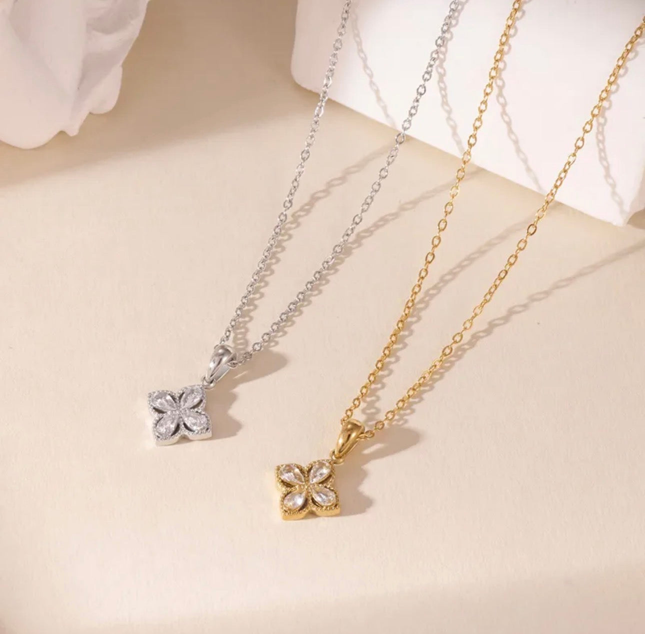 Fleur d’Éclat Necklace – Edelstahlkette mit Zirkonia-Blütenanhänger