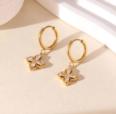 Fleur d’Éclat Hoops – Edelstahl Creolen mit Zirkonia-Blütenanhänger