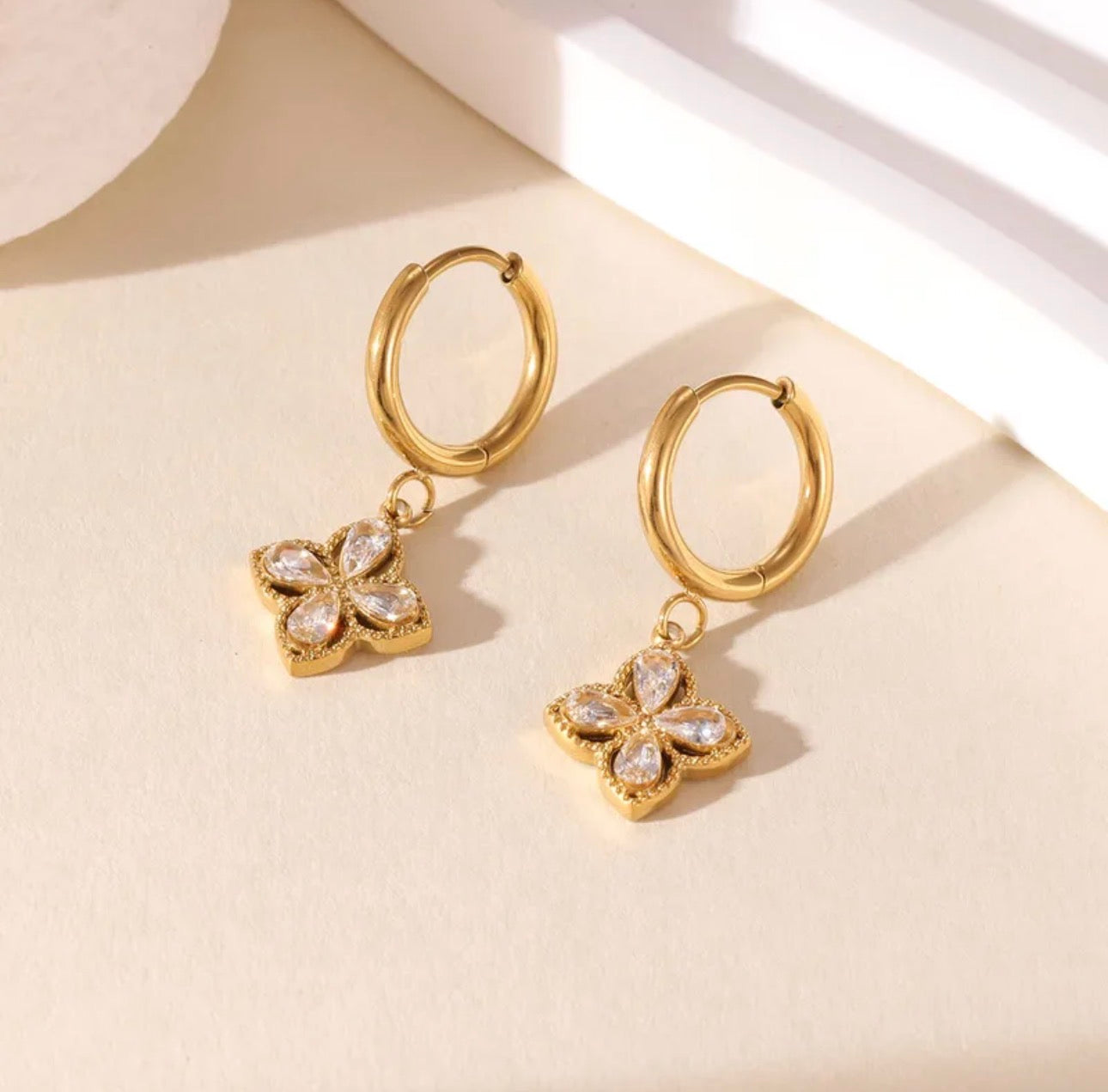 Fleur d’Éclat Hoops – Edelstahl Creolen mit Zirkonia-Blütenanhänger