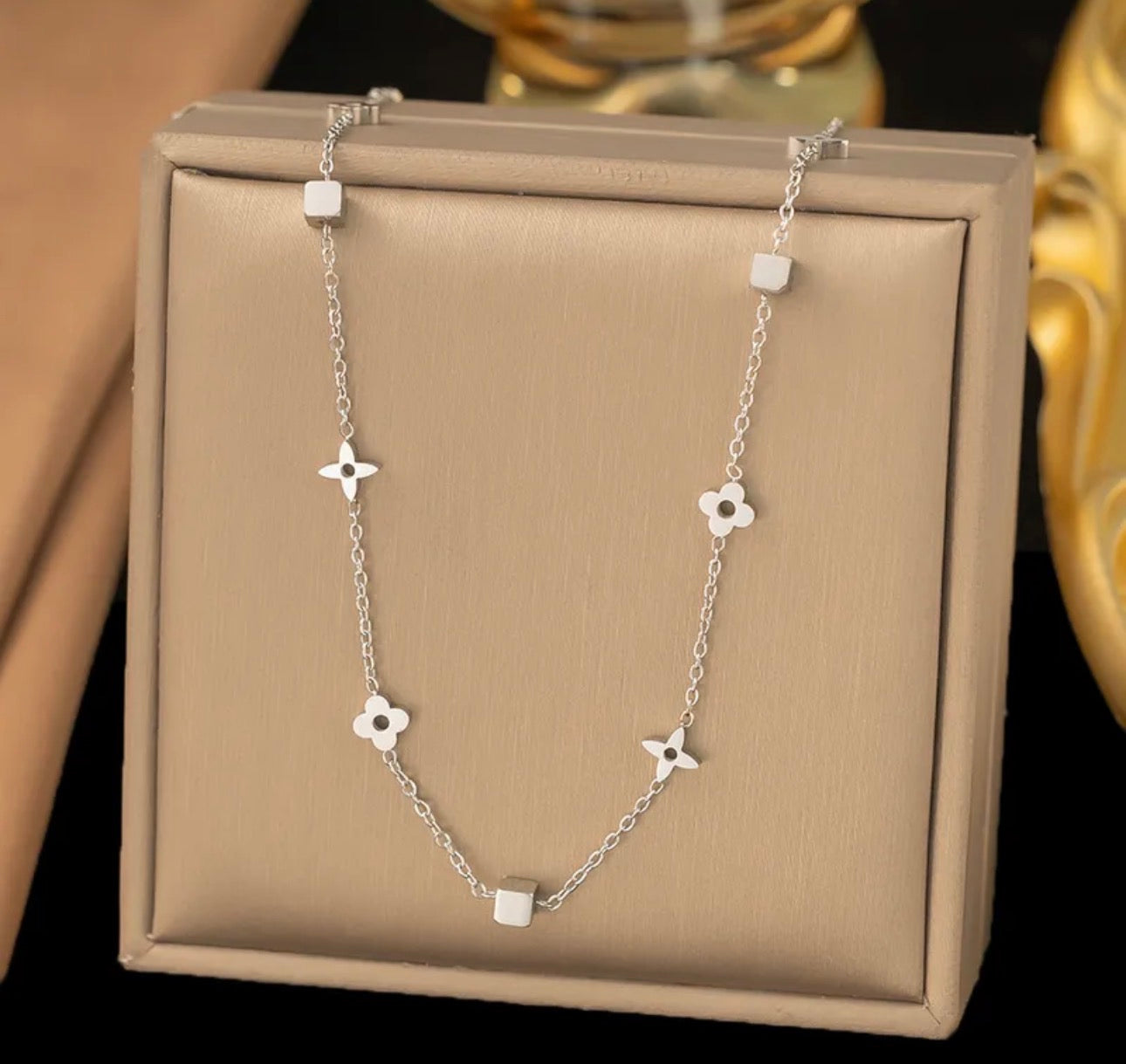 Mini Bloom Chain – Edelstahl Halskette mit kleinen Blumenanhängern