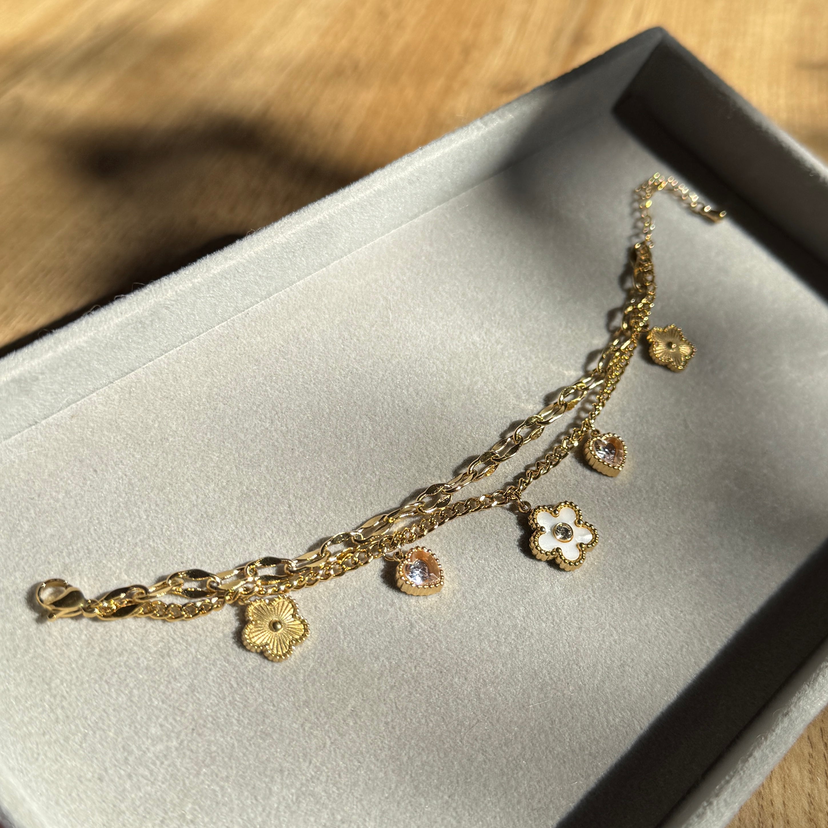 Bloom Luxe – Vergoldetes Armband mit Blumen- & Kristallanhängern