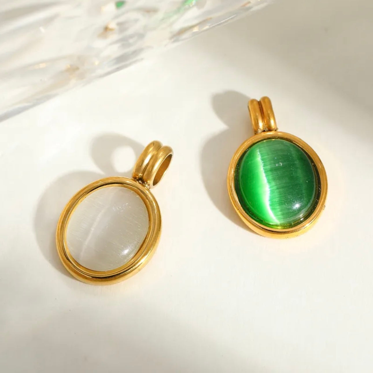 Emerald Glow – Runder Goldanhänger mit grünem & weißem Glasstein