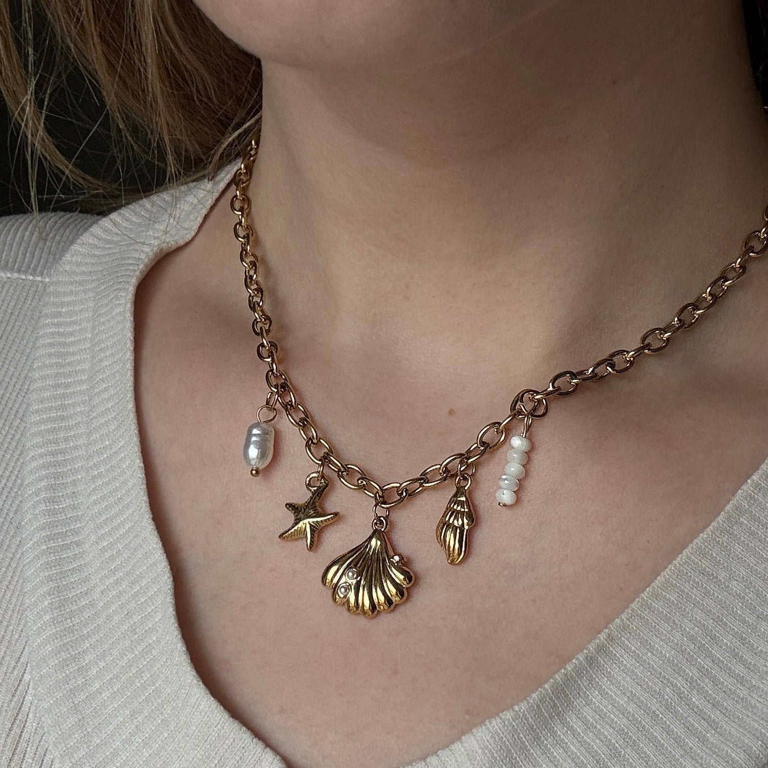 Golden Coast – Maritime Charm-Kette mit Muschel-Details