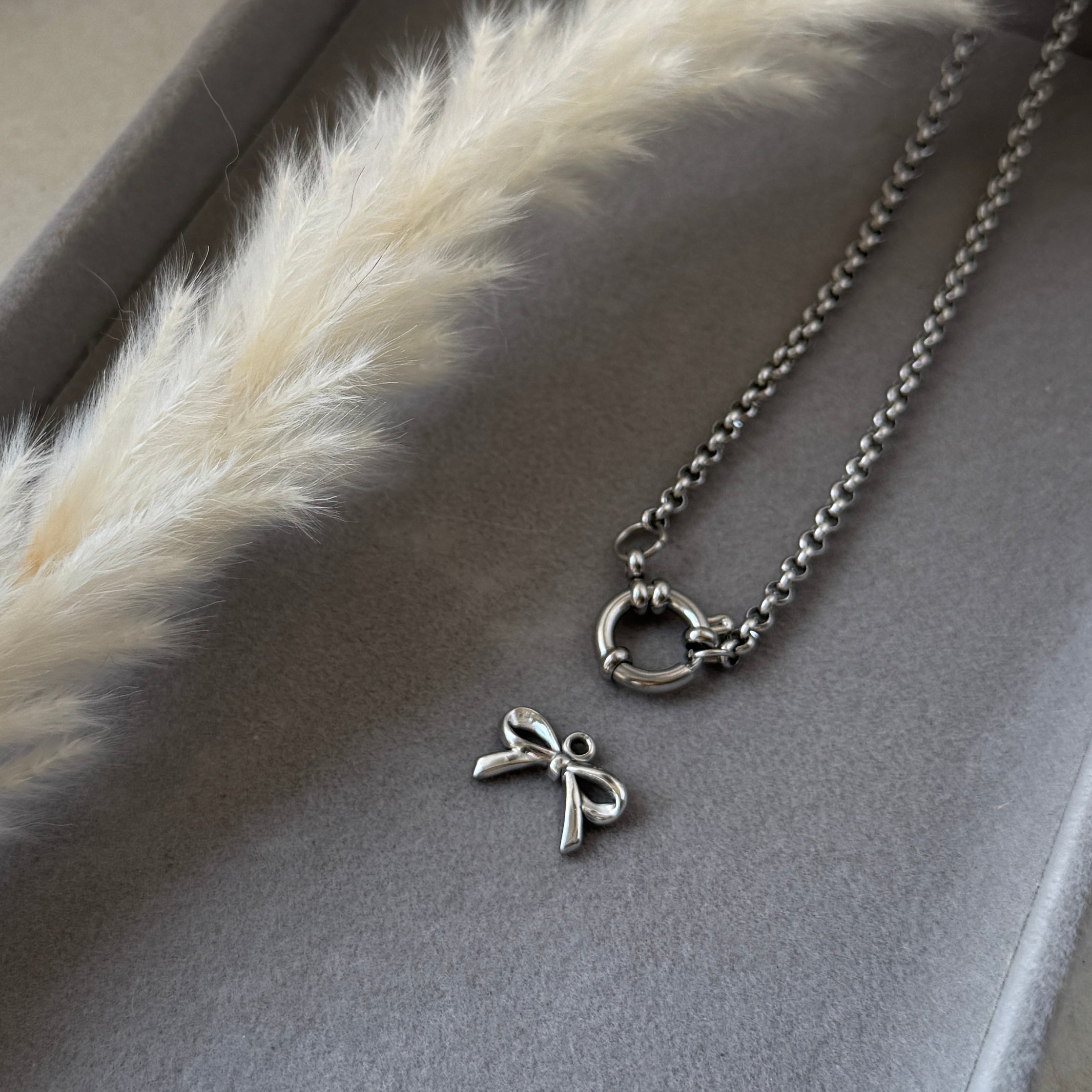 Tiny Bow – Schleifen-Anhänger aus Edelstahl | Silber
