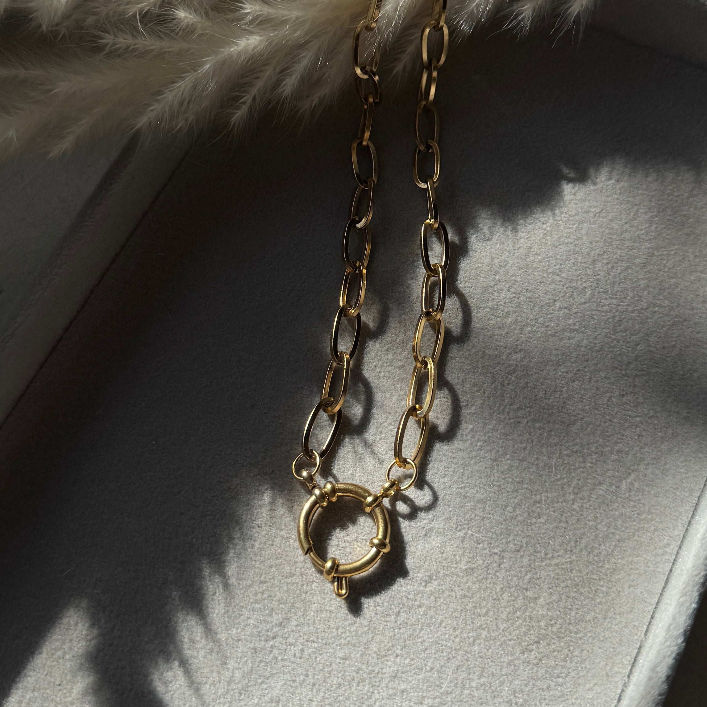 Urban Link Necklace – Vergoldete Charm-Basis mit großem Ringverschluss