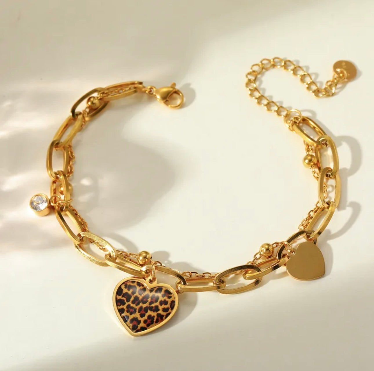 Leopard Heart Armband – Vergoldetes Edelstahl-Armband mit Herzanhänger