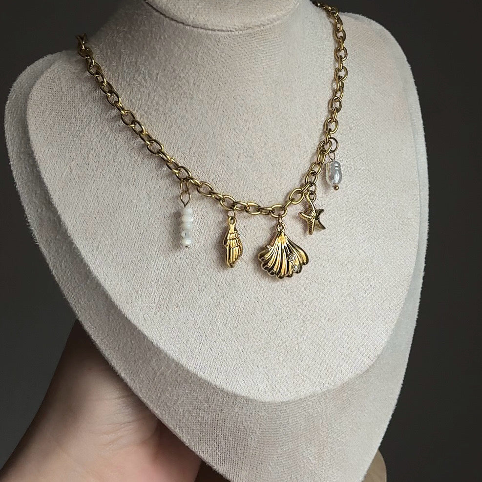 Golden Coast – Maritime Charm-Kette mit Muschel-Details