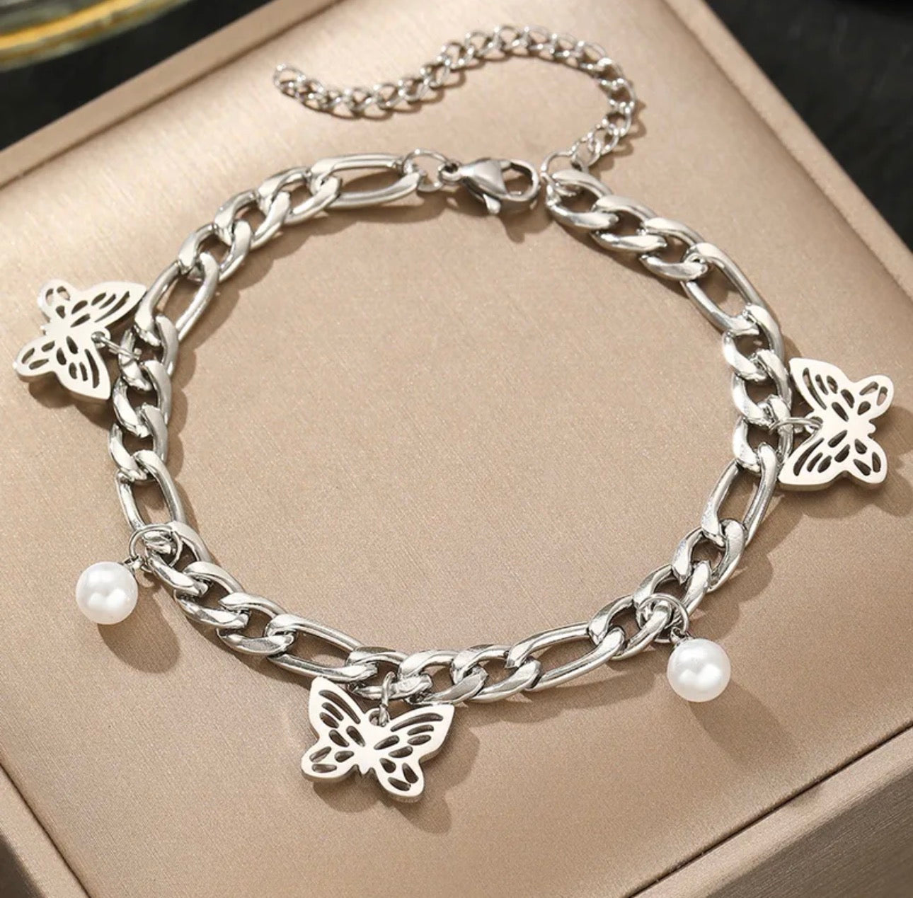 Butterfly Charm Chain Bracelet – Edelstahl Armband mit Schmetterlings-Anhänger & Perlen