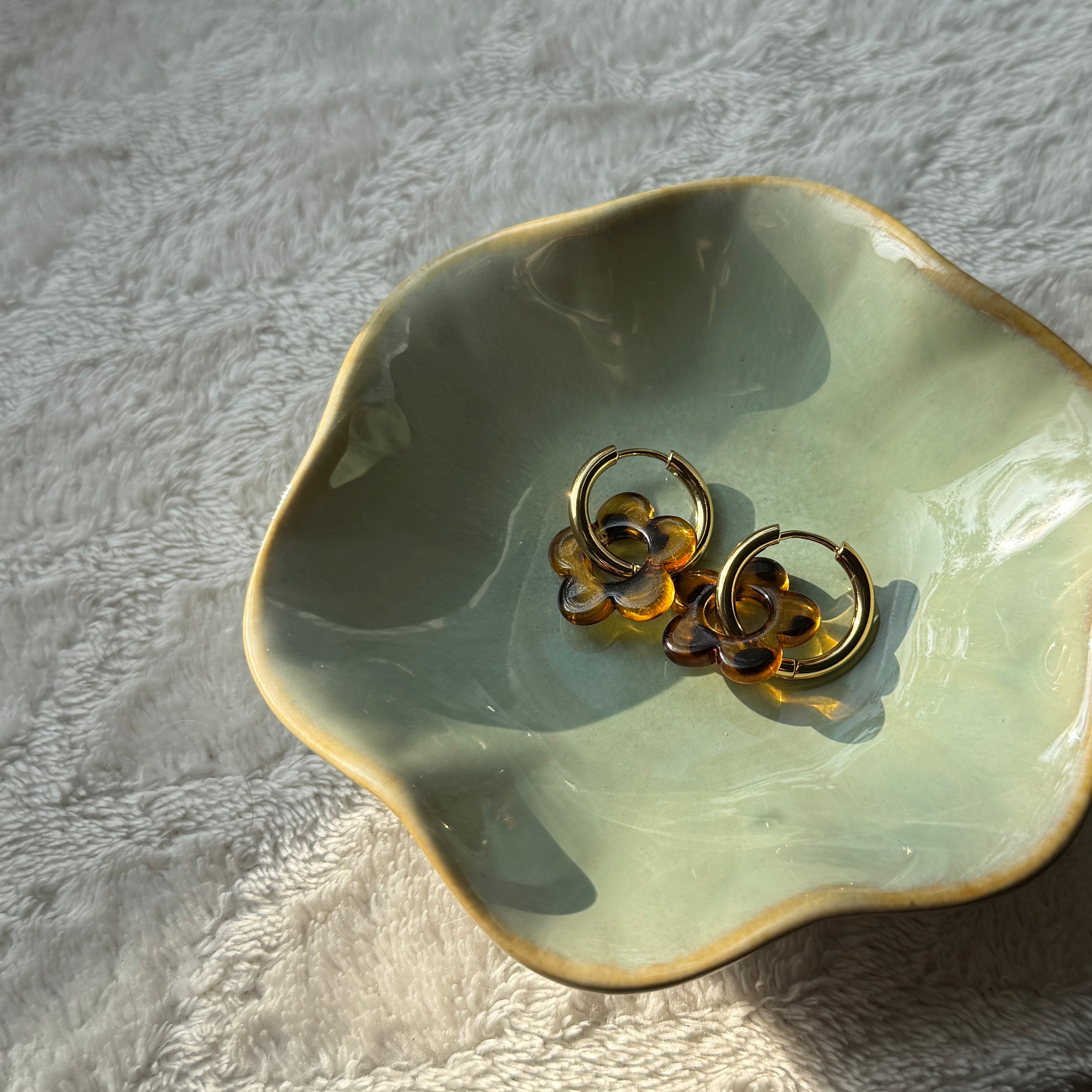 Amber Flower Hoops – Edelstahl-Creolen mit Acryl-Blüte | Gold