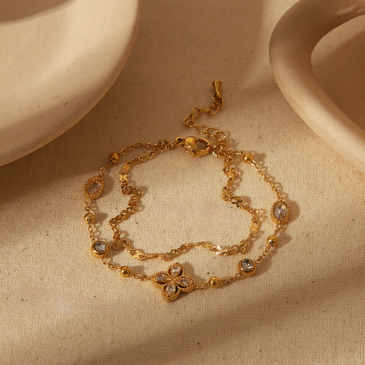 Radiant Bloom Duo Bracelet – Edelstahl Armband mit Zirkonia & floralen Details