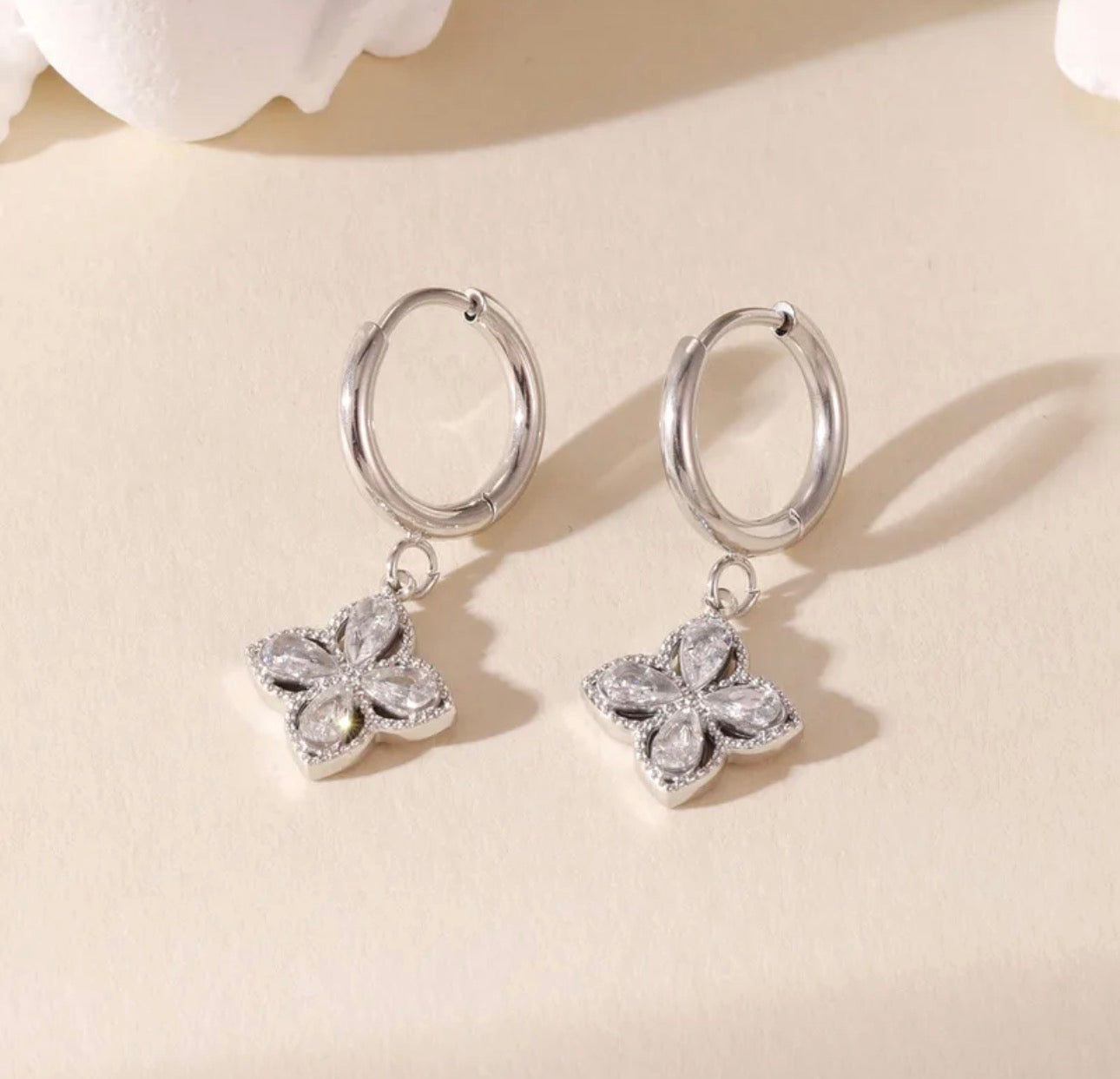 Fleur d’Éclat Hoops – Edelstahl Creolen mit Zirkonia-Blütenanhänger