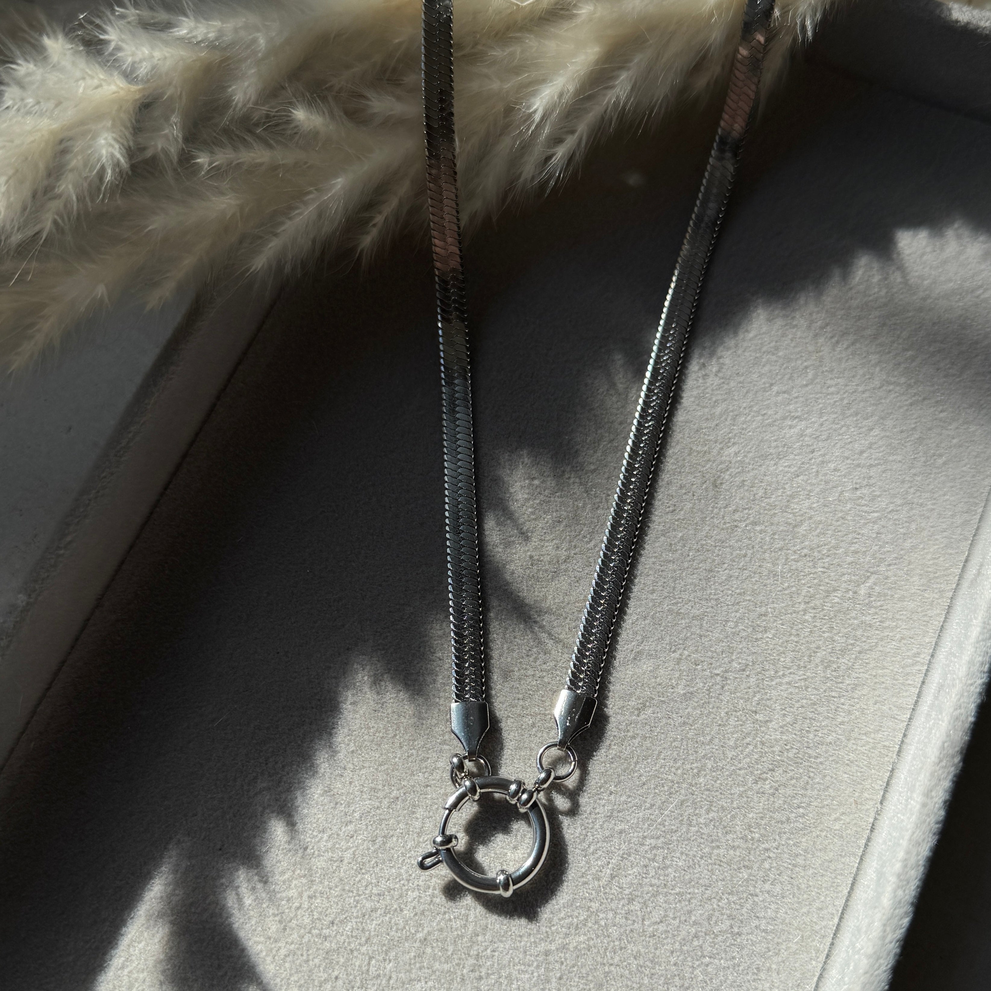Snake Chic Necklace – Silberne Charm-Basis mit großem Ringverschluss