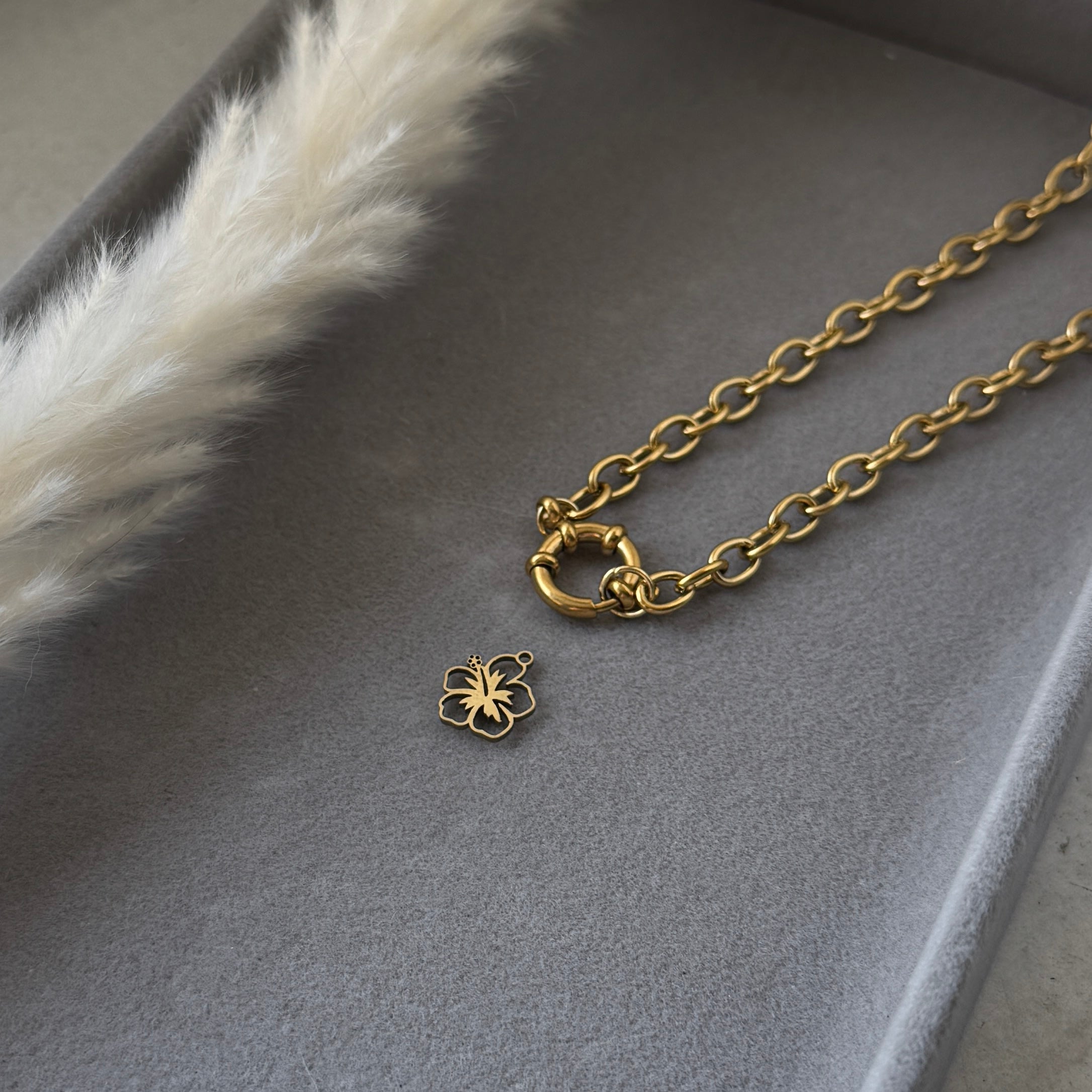 Aloha Bloom – Hibiskus-Anhänger aus Edelstahl | Wasserfest & hypoallergen | Gold