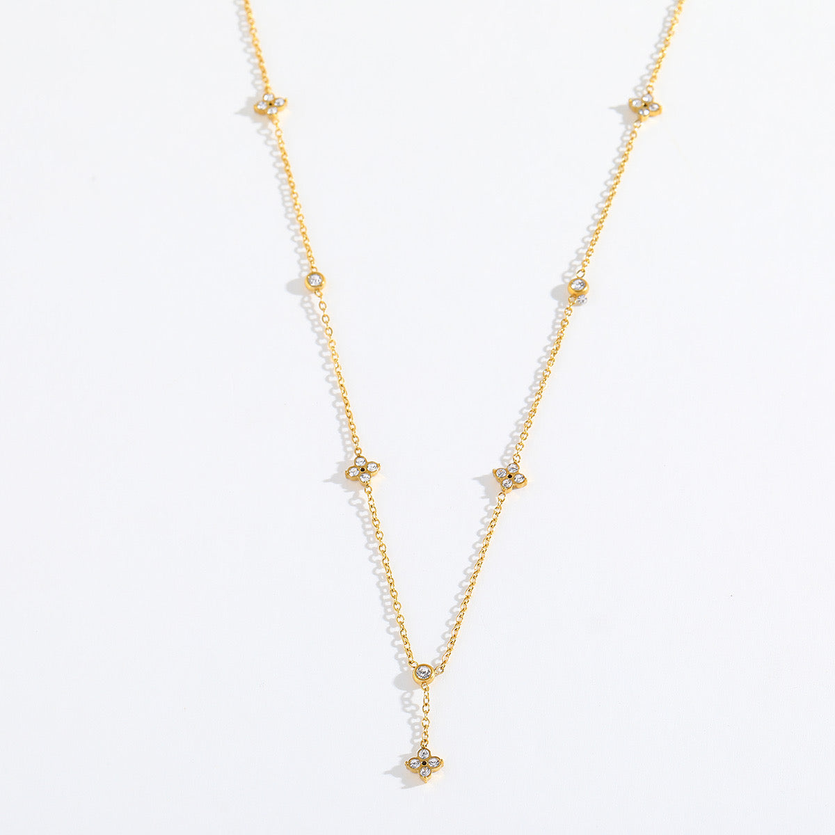 Golden Petite Blossom Necklace – Edelstahlkette mit Zirkonia-Mini-Blüten