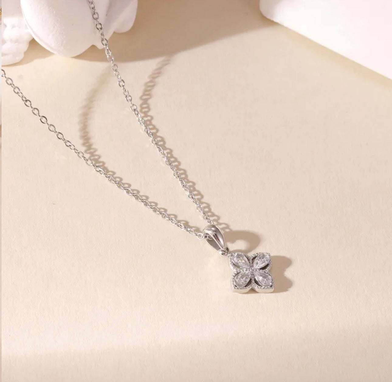 Fleur d’Éclat Necklace – Edelstahlkette mit Zirkonia-Blütenanhänger