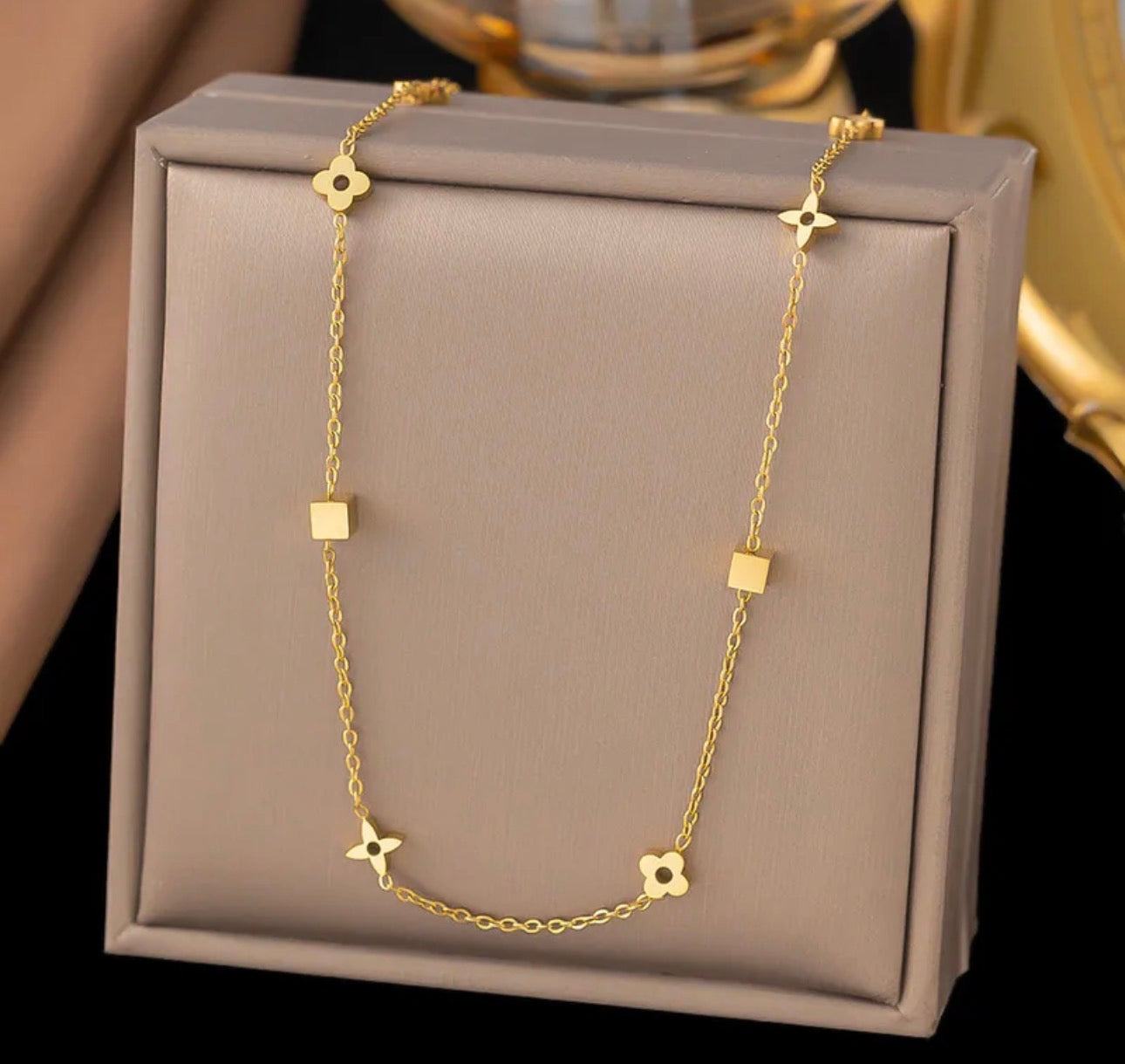 Mini Bloom Chain – Edelstahl Halskette mit kleinen Blumenanhängern