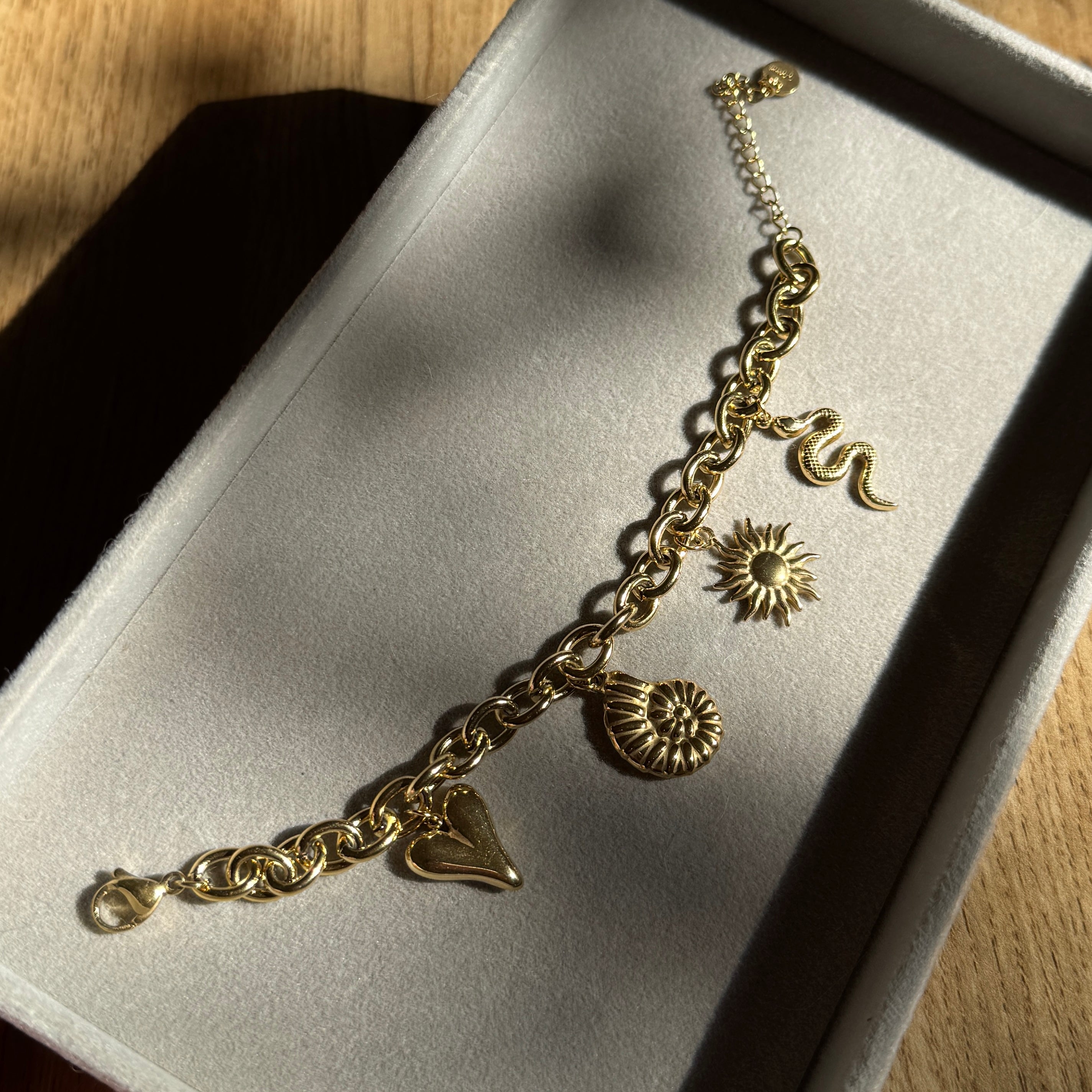 Golden Mystic – Edelstahlarmband mit Herz, Sonne & Schlange