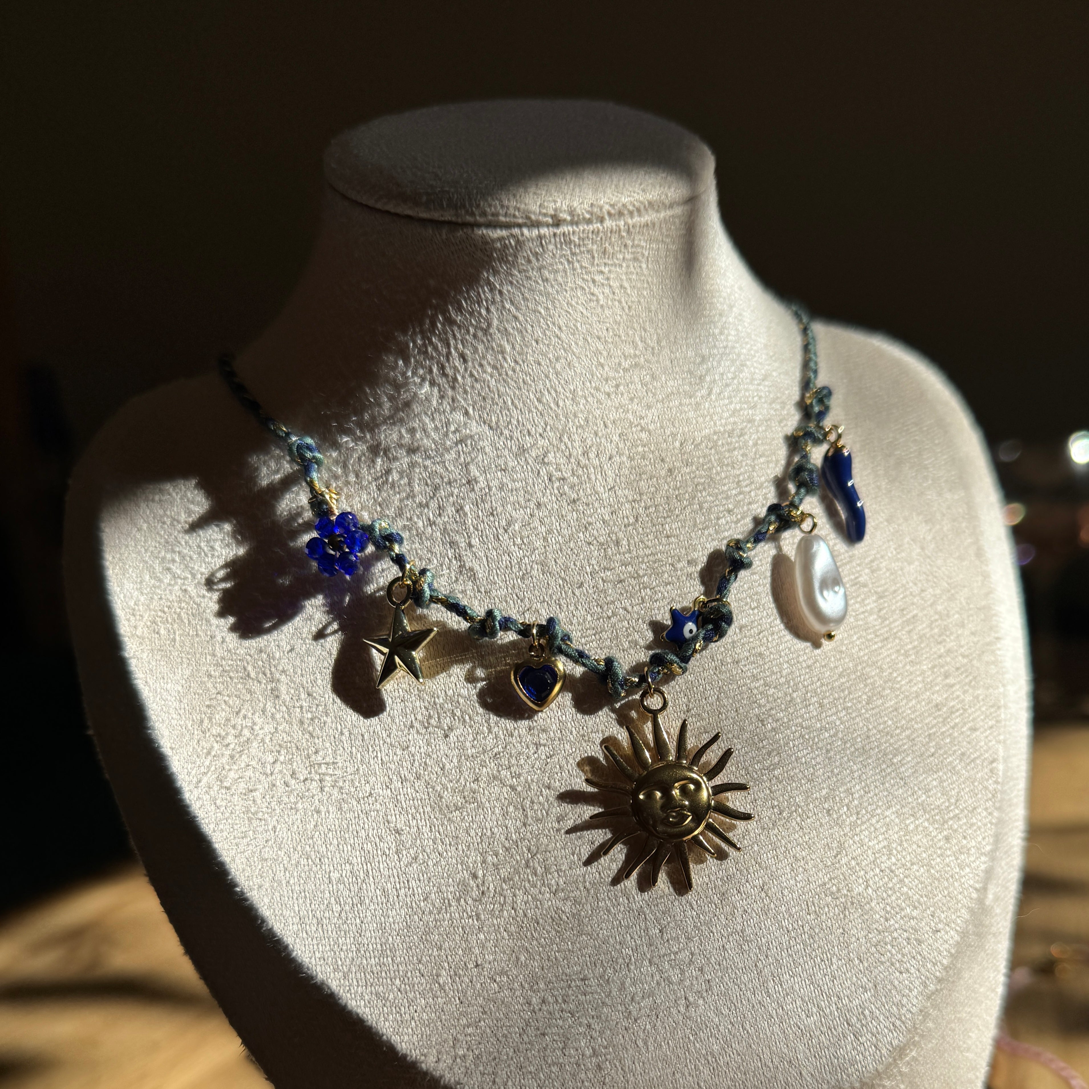 Midnight Sun – Dunkelblaue Boho Kette mit Stern & Sonne