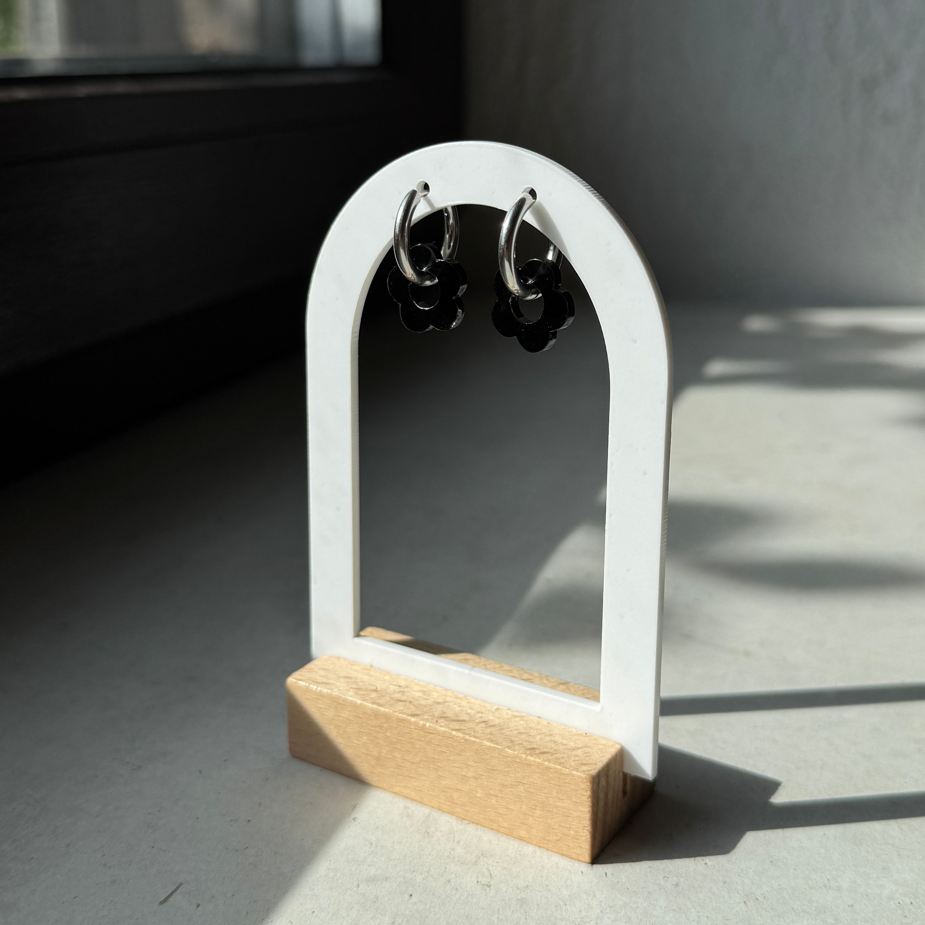 Silver Daisy – Edelstahl-Creolen mit silbernen Acryl-Blüten