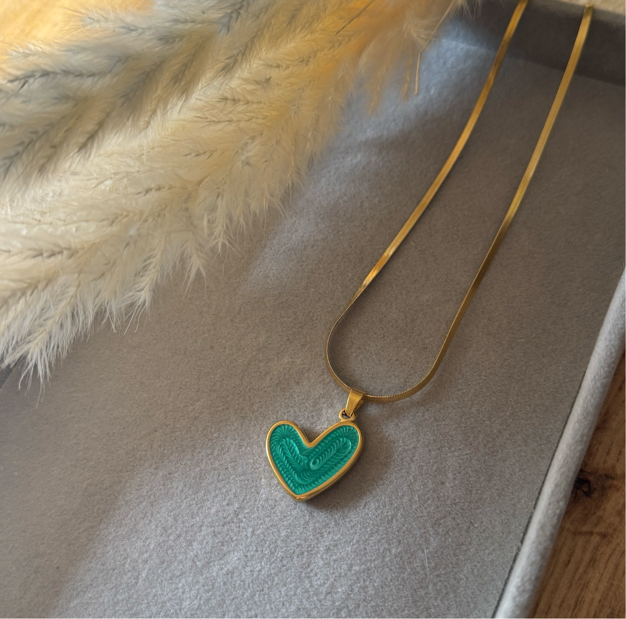 Amora Essence – Edelstahl Herzkette mit Emaille-Anhänger