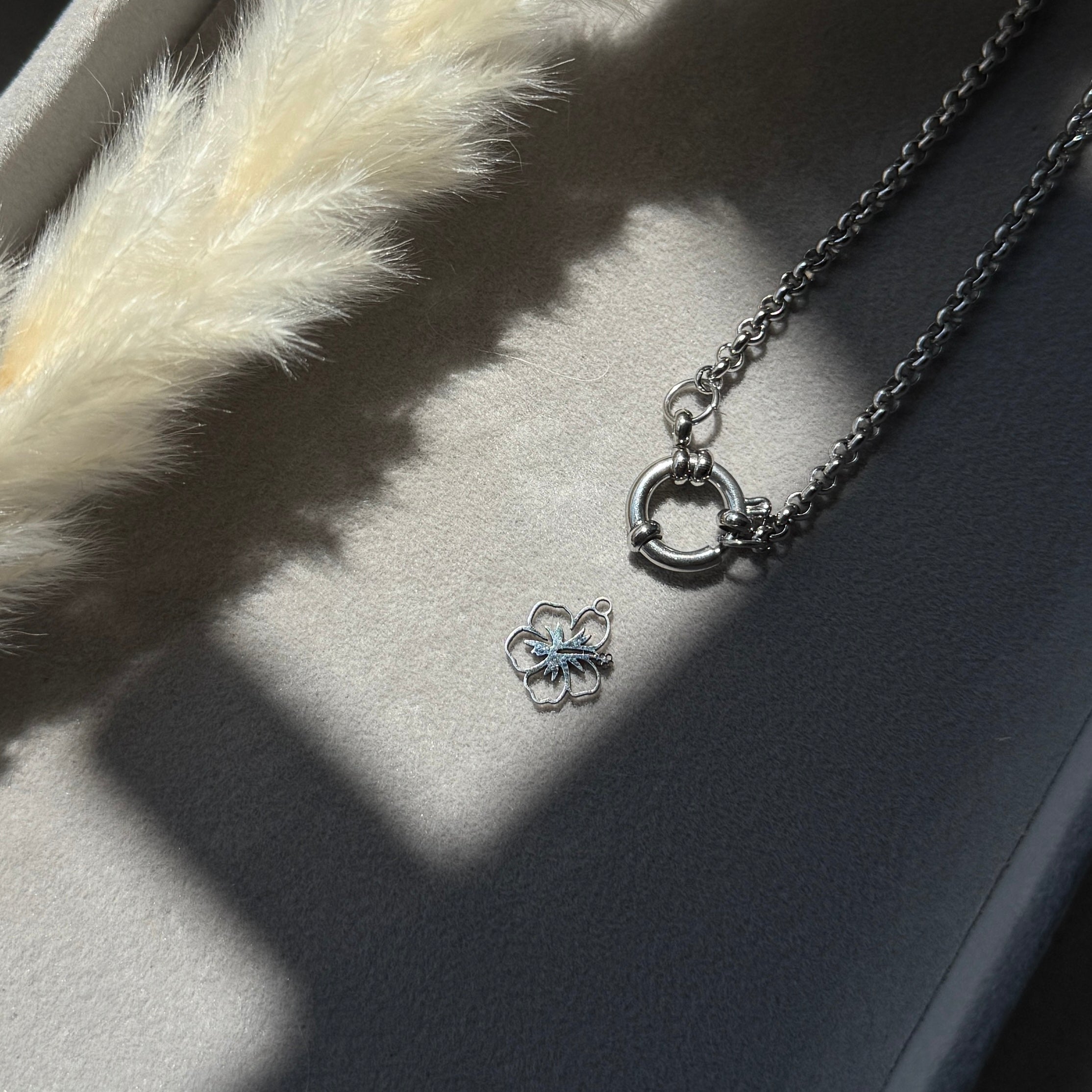 Aloha Bloom – Hibiskus-Anhänger aus Edelstahl | Wasserfest & hypoallergen | Silber