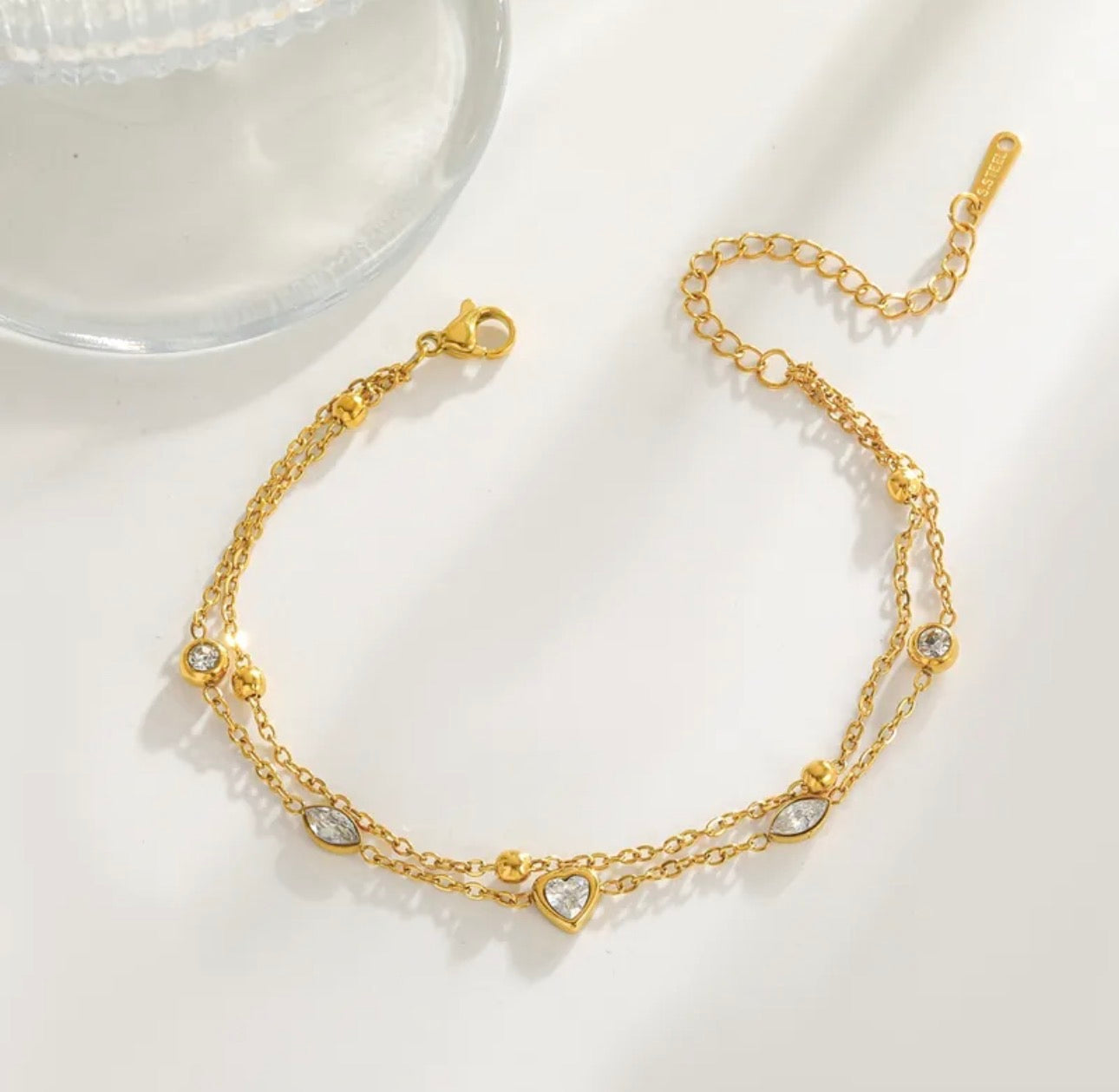 Golden Heartline Bracelet – Edelstahl Armband mit Zirkonia-Charms