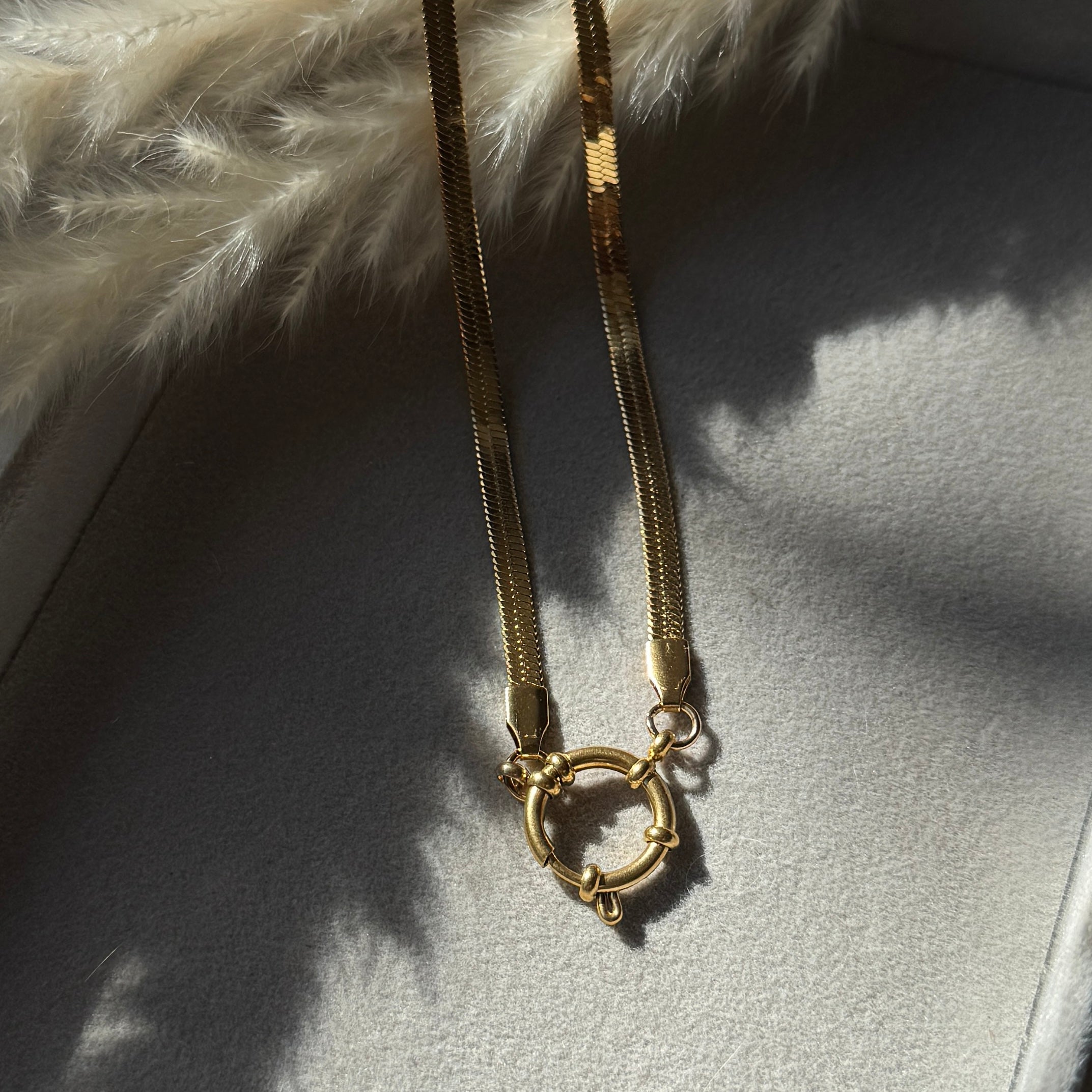 Snake Chic Necklace – Vergoldete Charm-Basis mit großem Ringverschluss