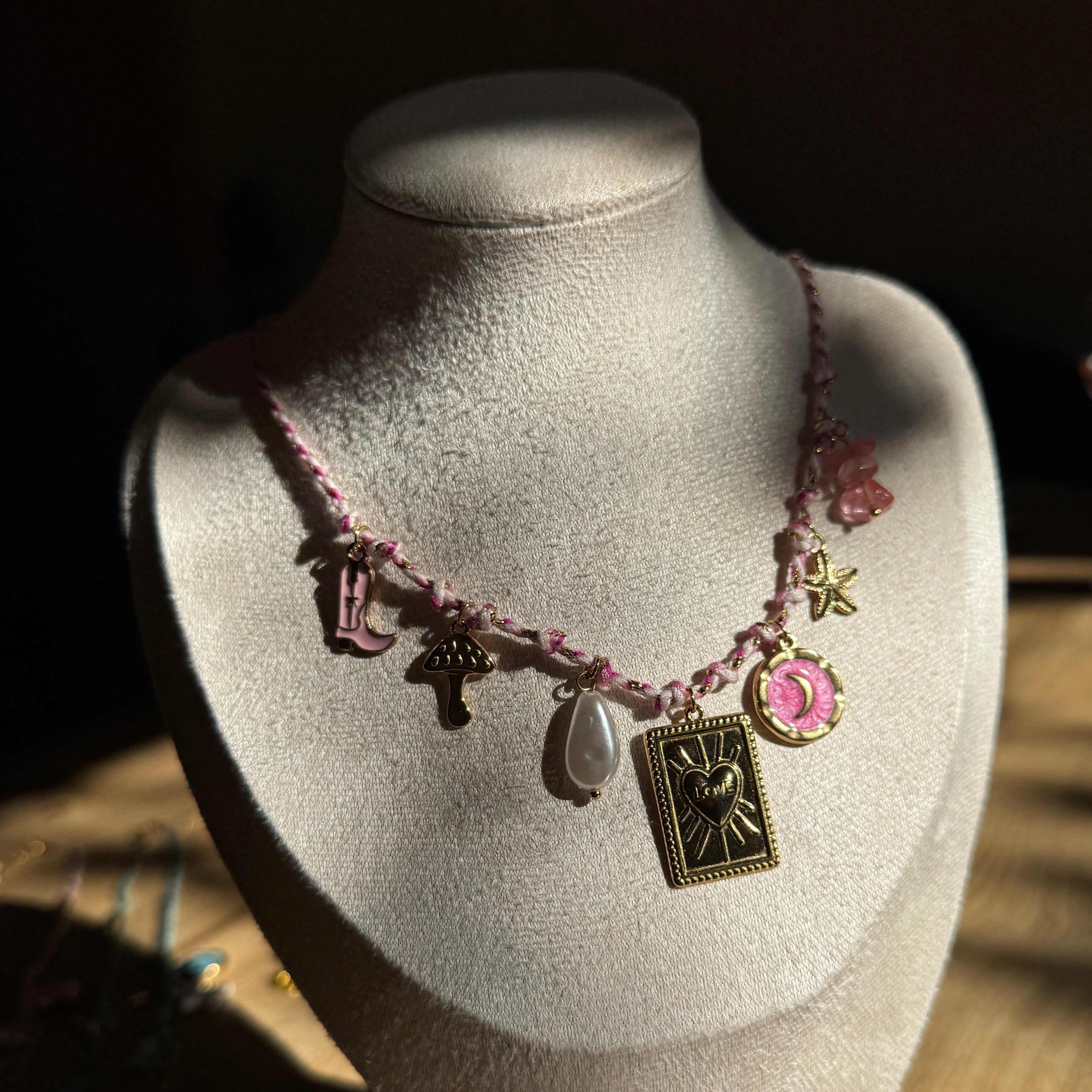 Wild Heart – Rosa Boho Kette mit Cowboyboot & Tarot Charm