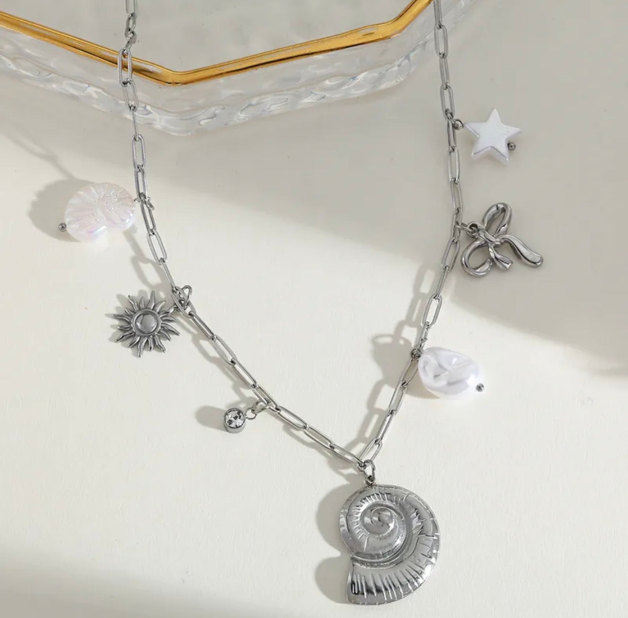 Ocean Spirit Charm Necklace – Edelstahl Kette mit Sonnen- & Muschel-Anhängern