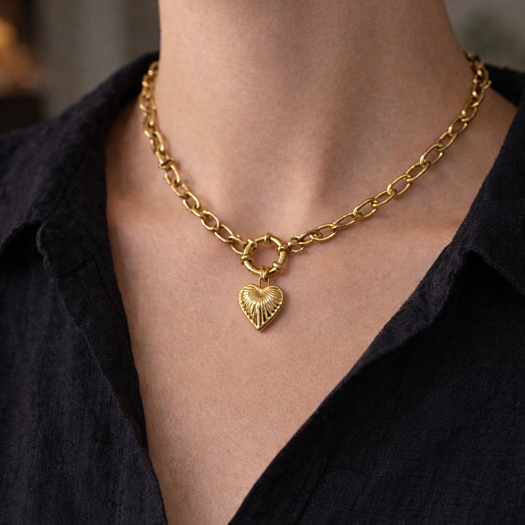 Sunheart – Charm-Anhänger mit strahlenförmigem Relief aus Edelstahl | Gold