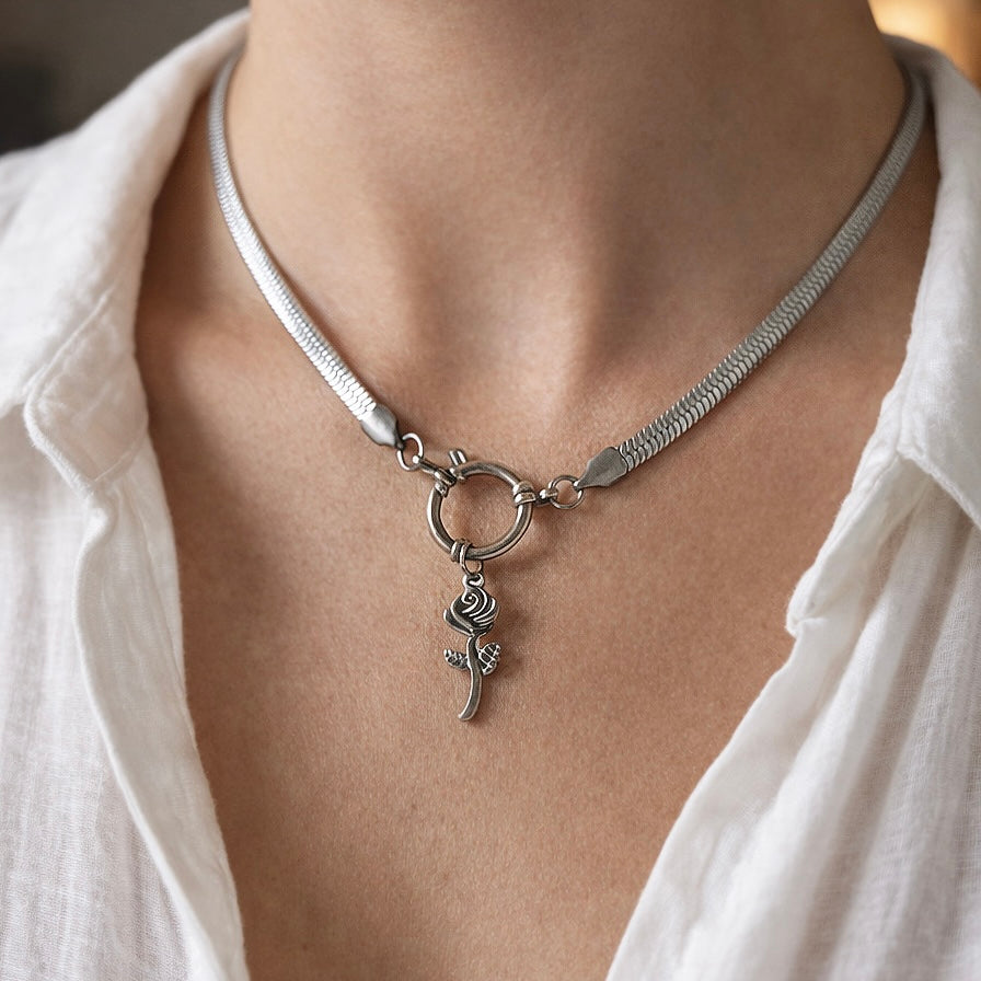 Wild Bloom – Floraler Rosen-Charm aus Edelstahl (Silber)