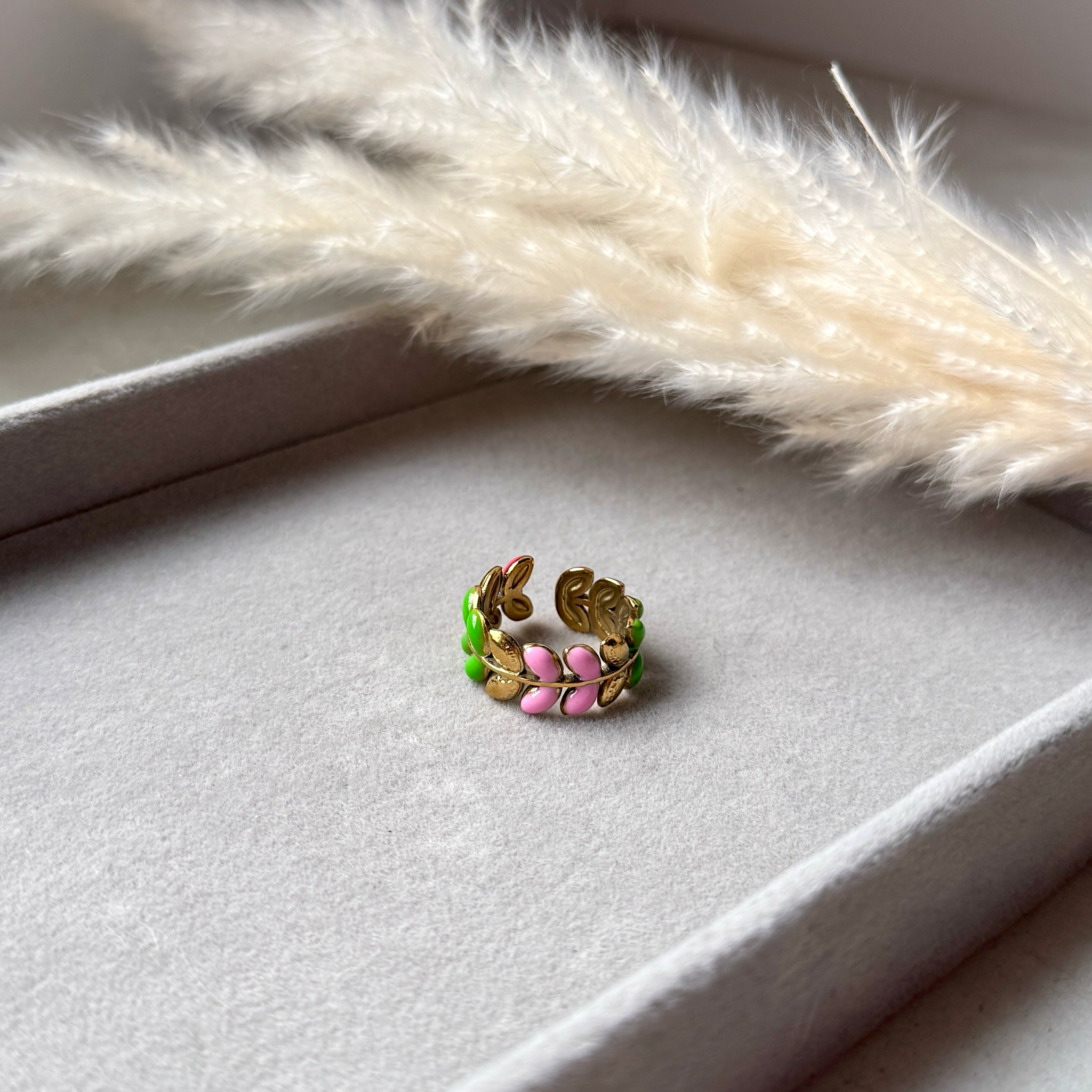 Blooming Colors – Bunter Blätter-Ring in Emaille-Optik